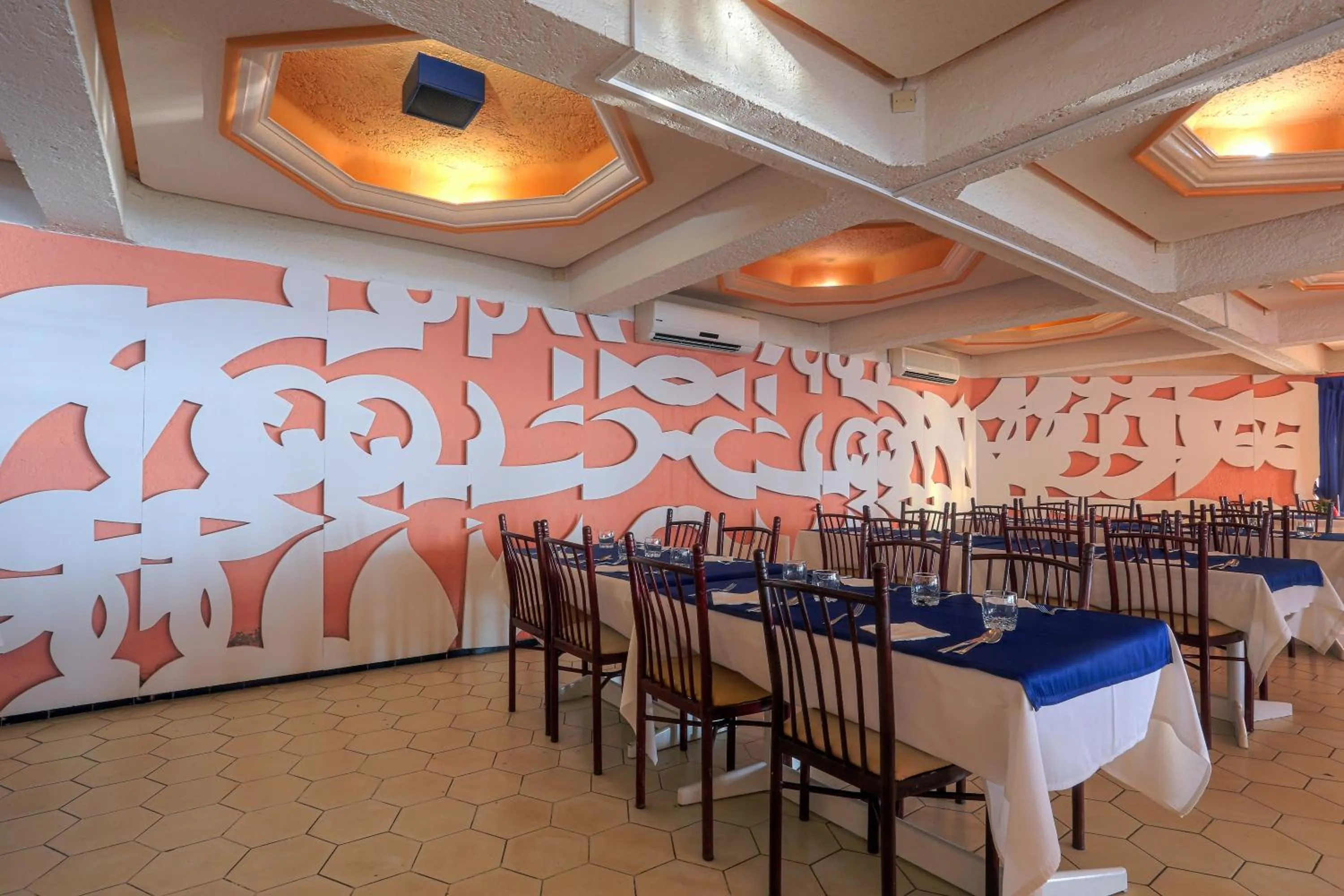 Restaurant/places to eat in UMH Tarik Hotel