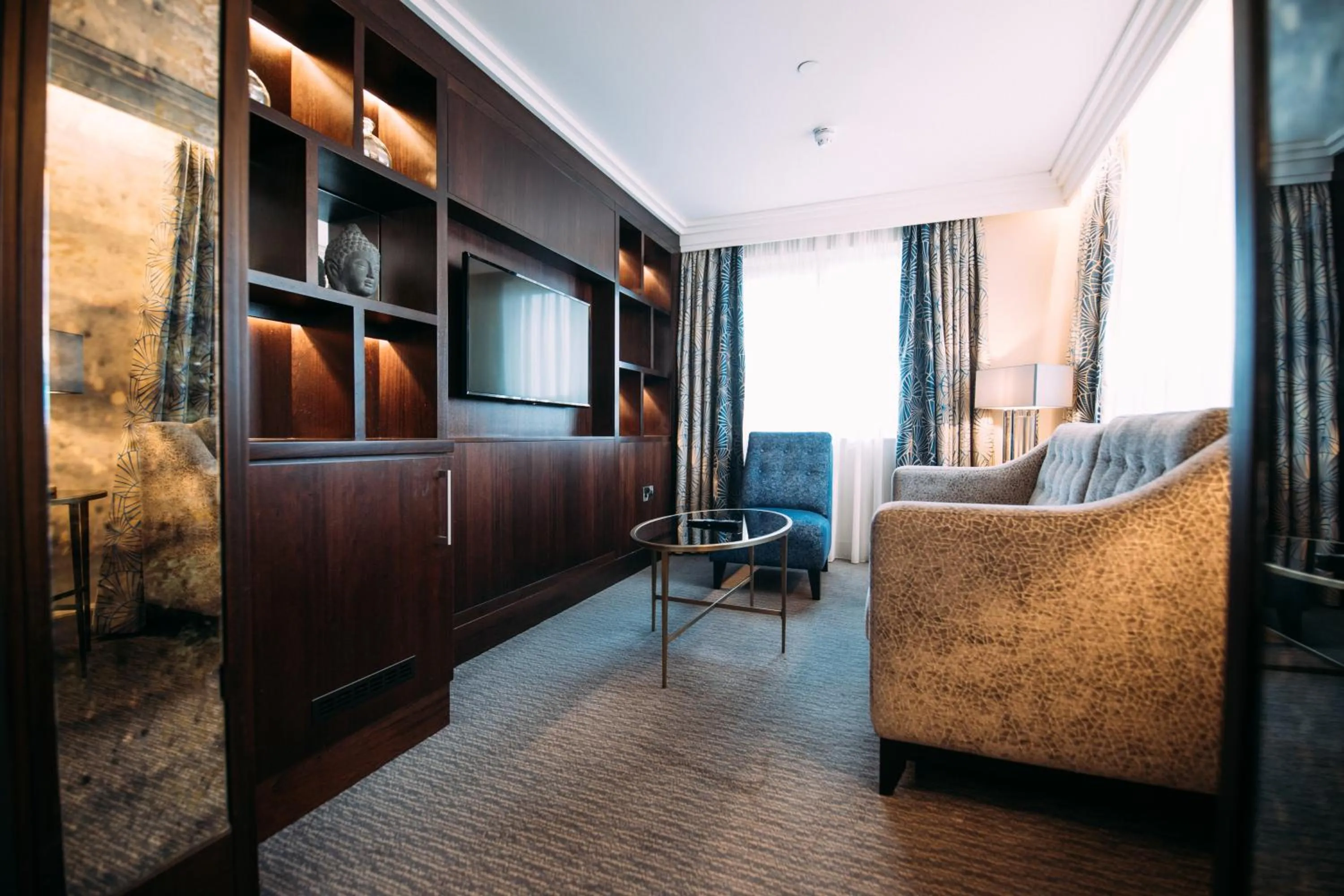 Seating area in Crowne Plaza - Belfast by IHG