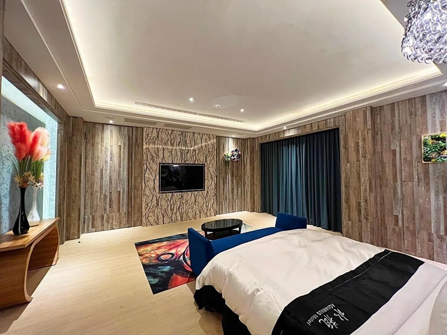 Photo of the whole room, Bed in Aquarius Motel