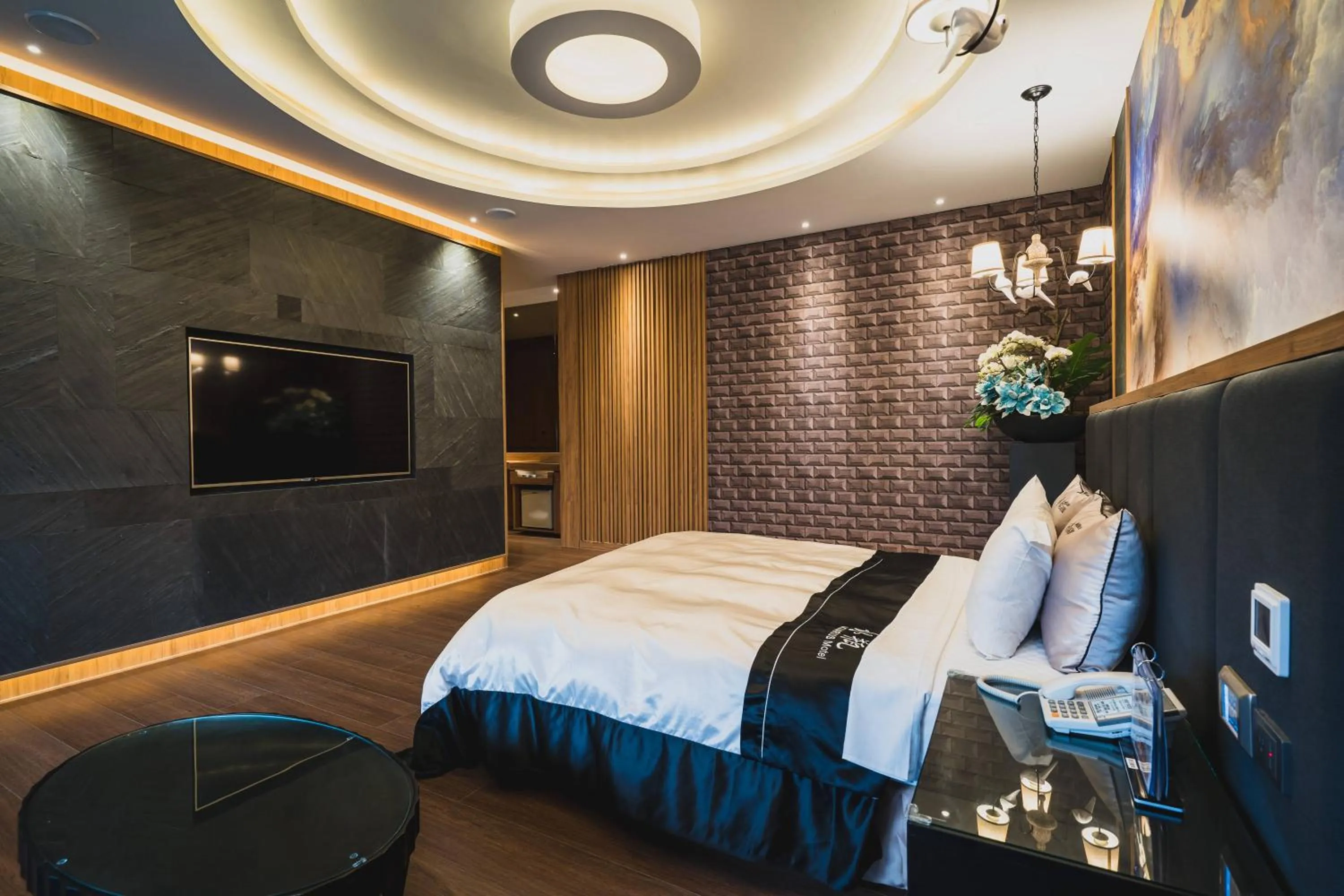 Photo of the whole room, Bed in Aquarius Motel