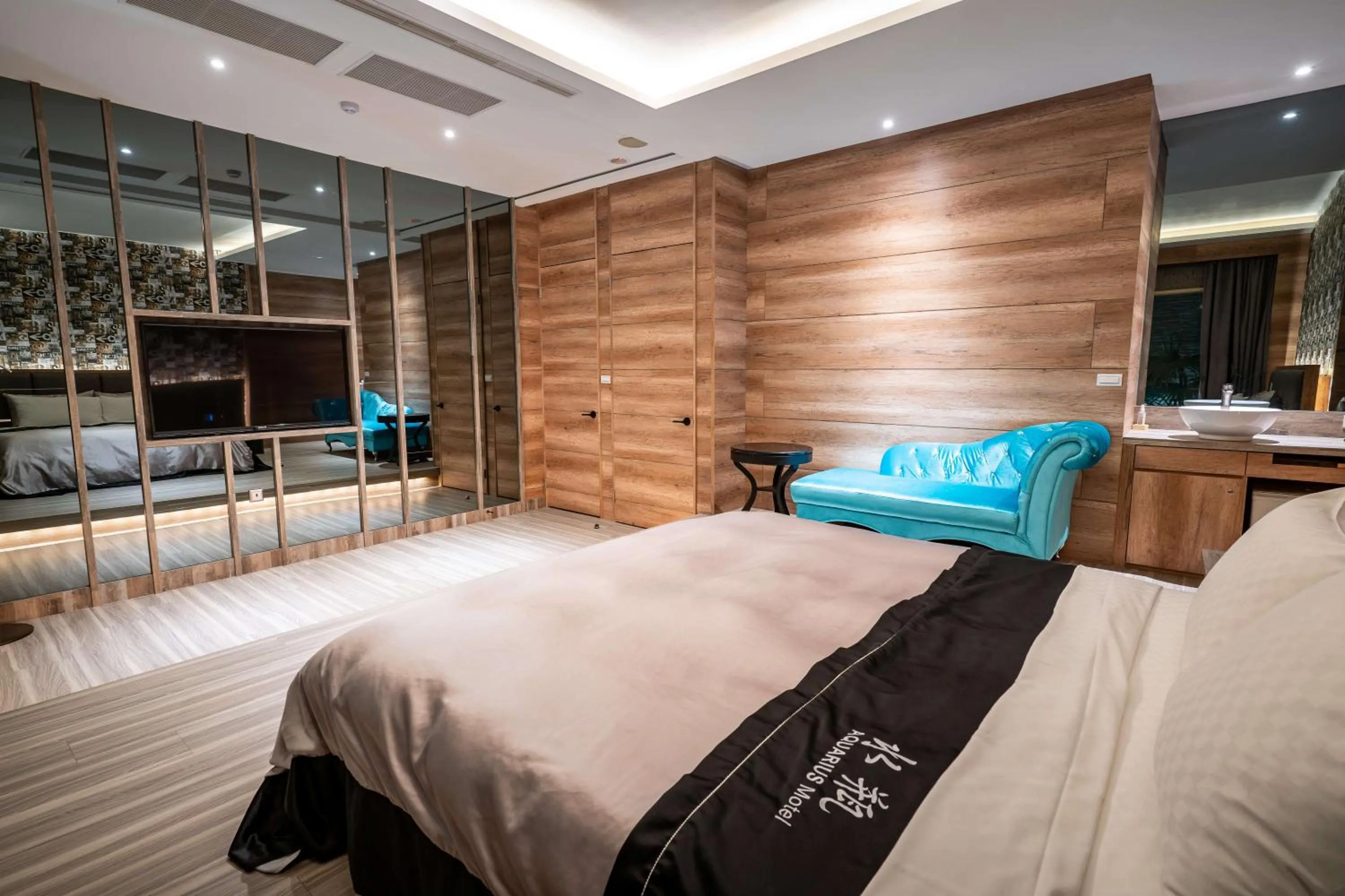 Photo of the whole room, Bed in Aquarius Motel