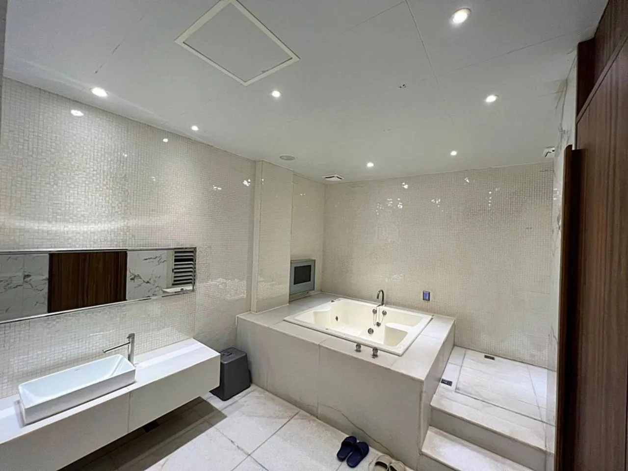 Bathroom in Aquarius Motel