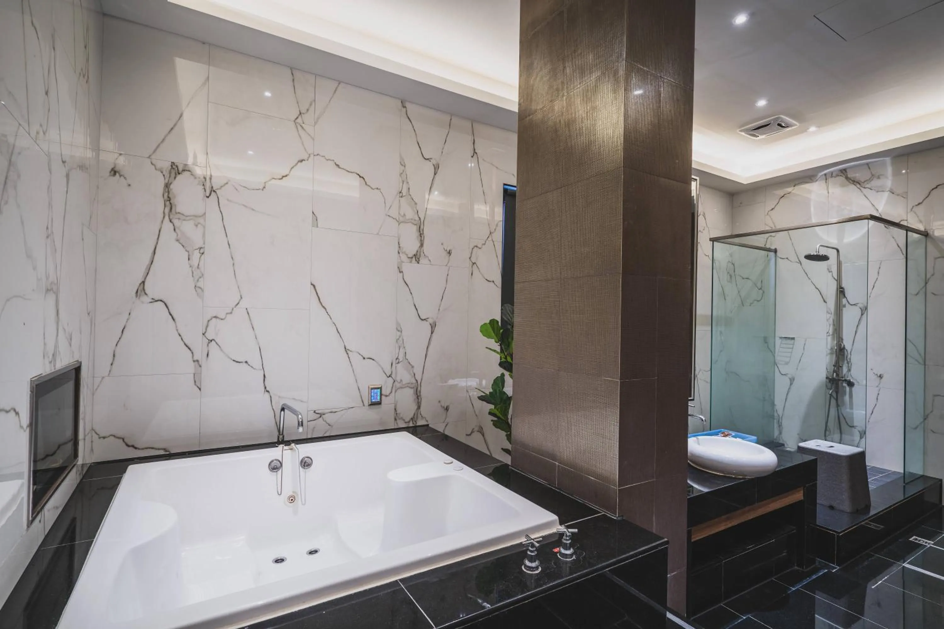 Bathroom in Aquarius Motel