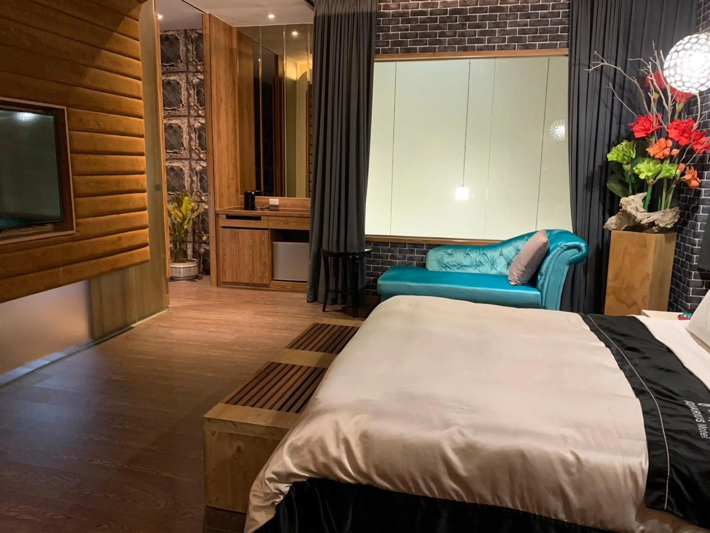 Photo of the whole room, Bed in Aquarius Motel