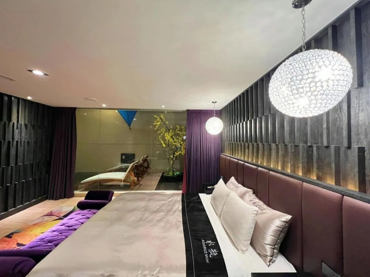 Photo of the whole room, Bed in Aquarius Motel