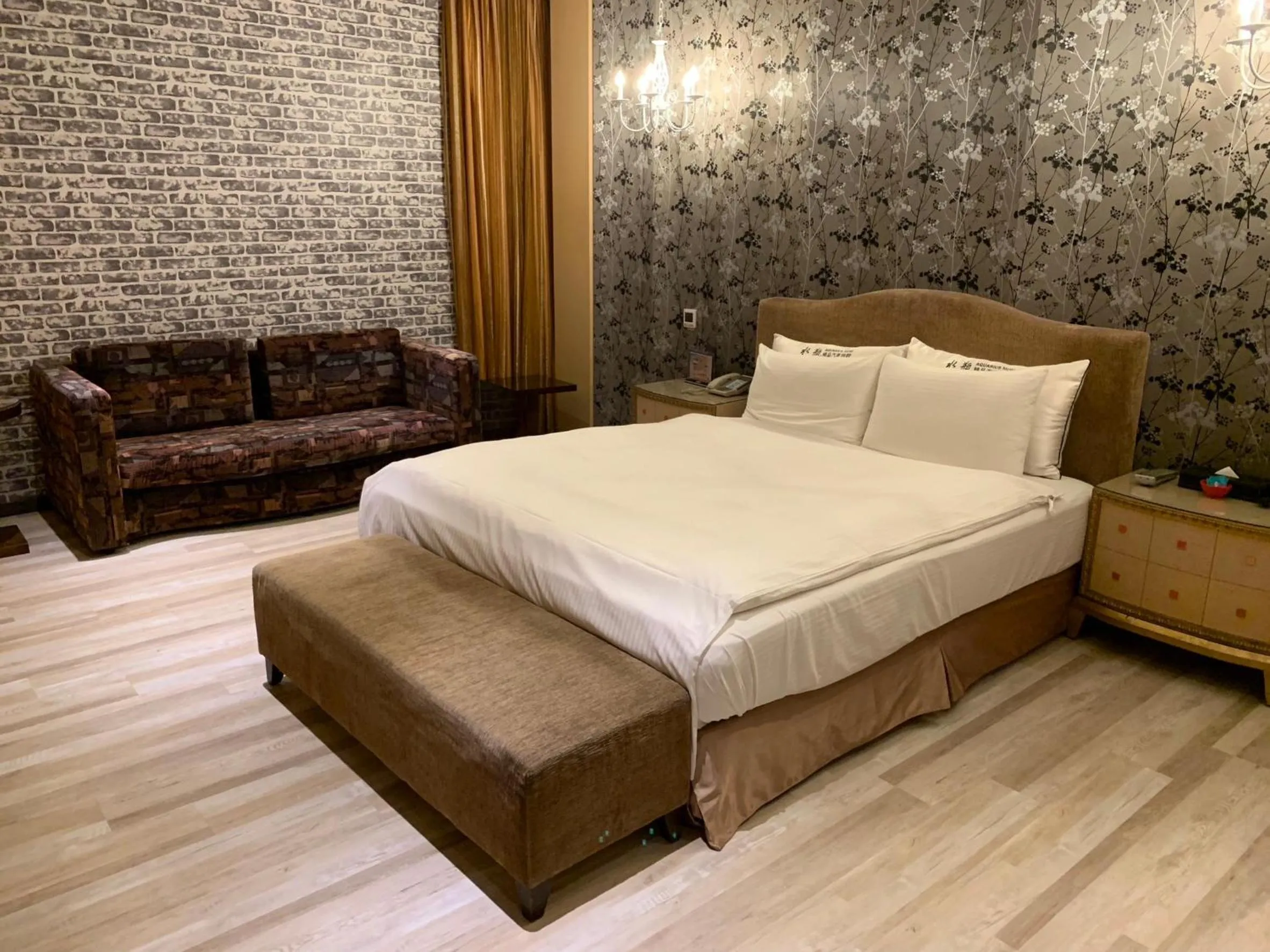 Photo of the whole room, Bed in Aquarius Motel