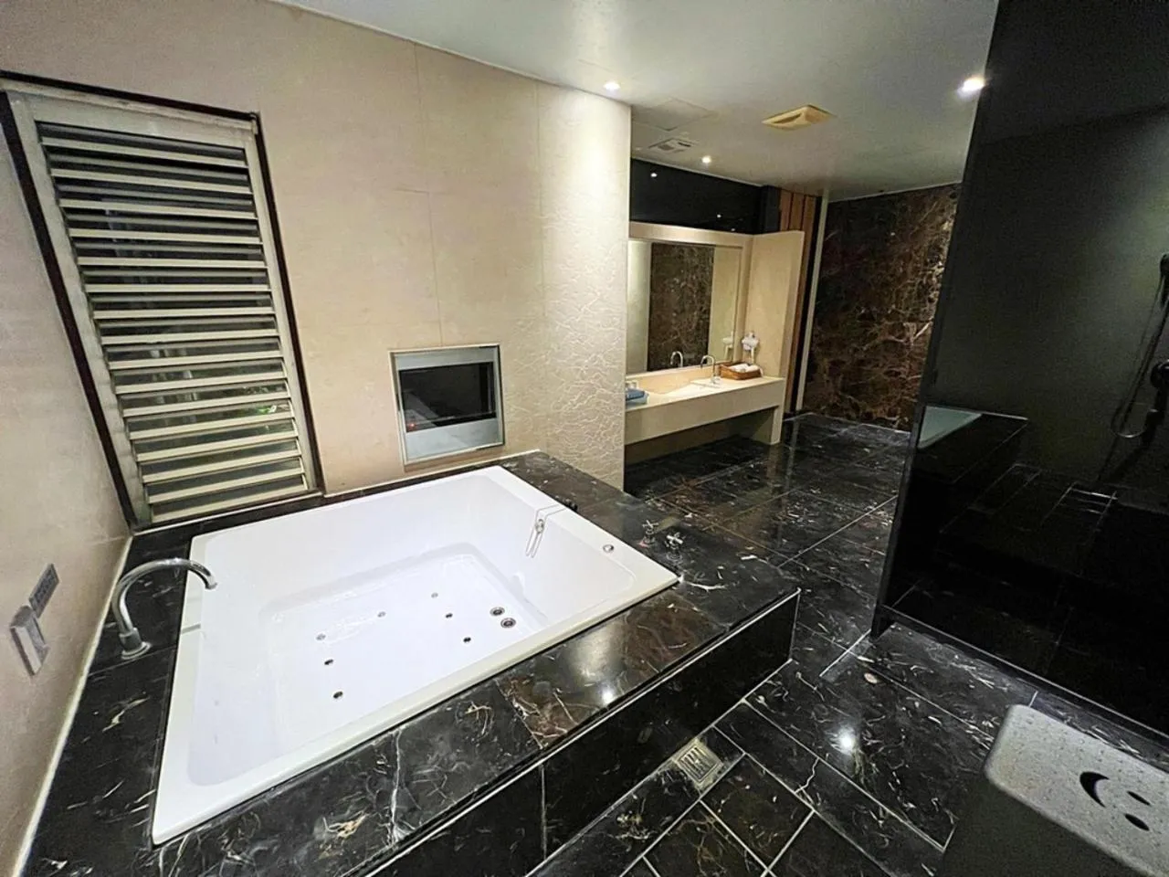 Bathroom, Bed in Aquarius Motel