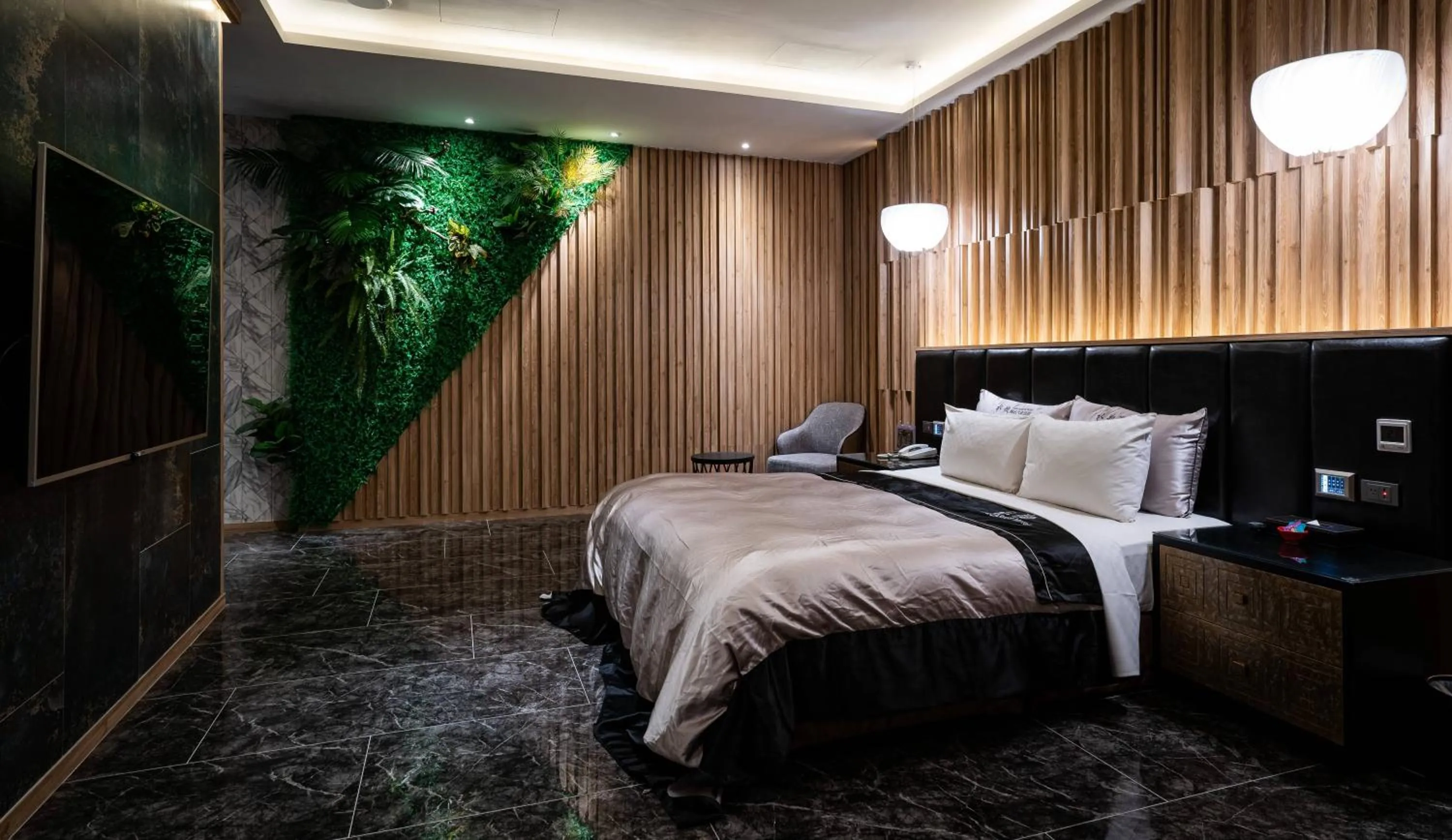 Photo of the whole room, Bed in Aquarius Motel