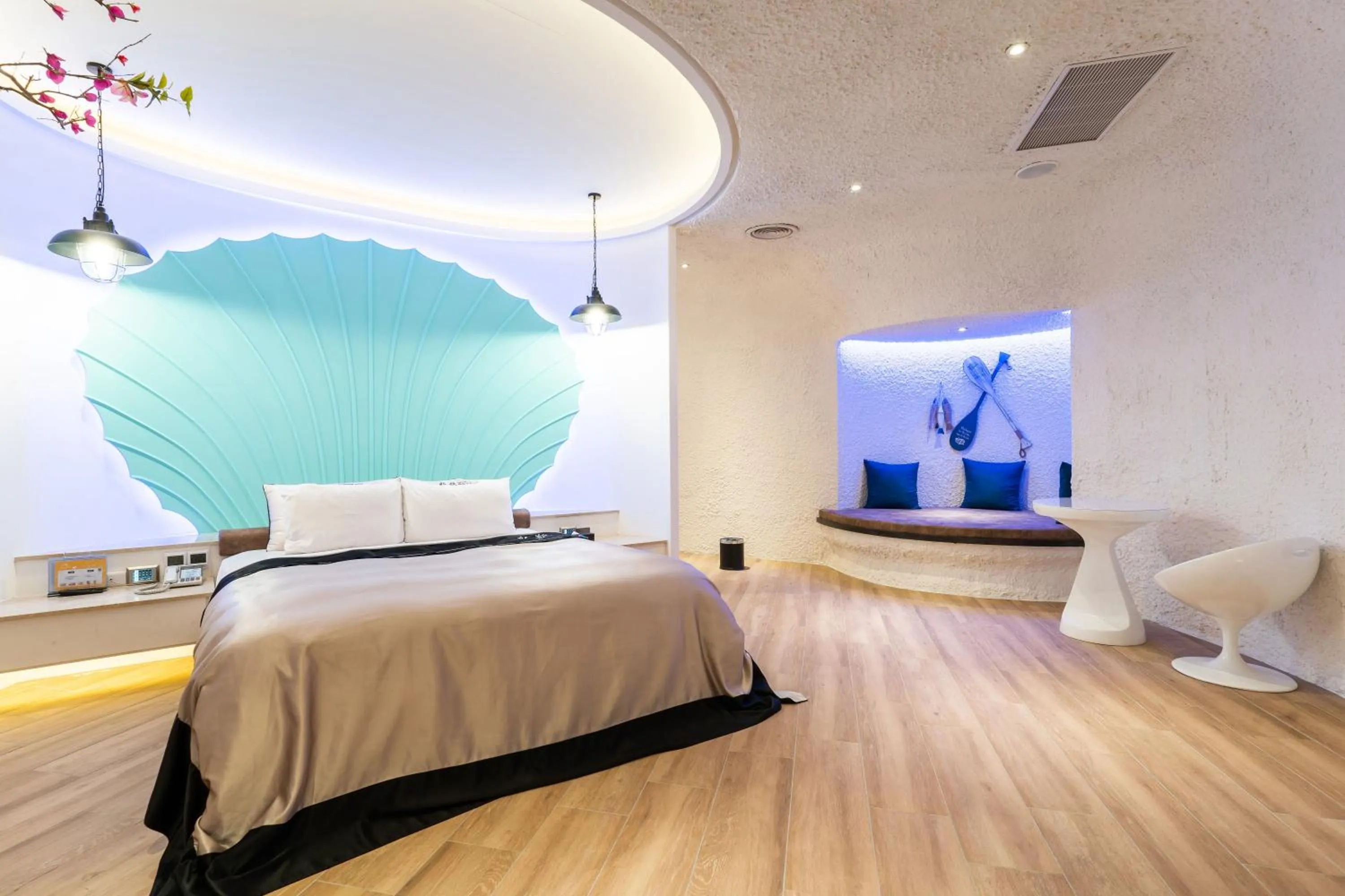 Photo of the whole room, Bed in Aquarius Motel