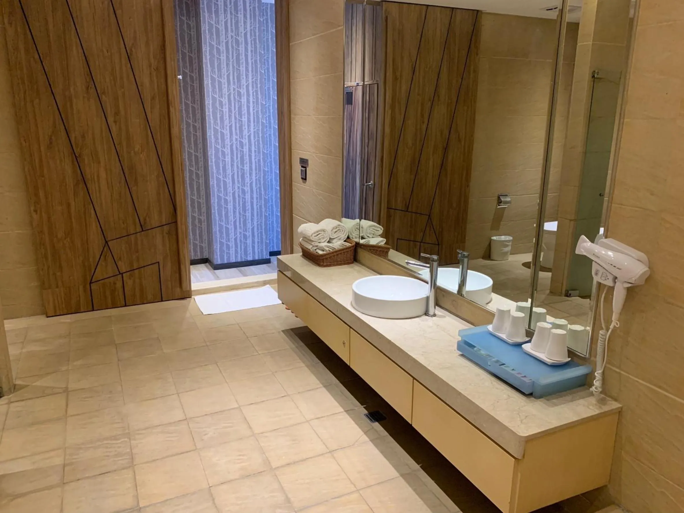 Bathroom, Bed in Aquarius Motel