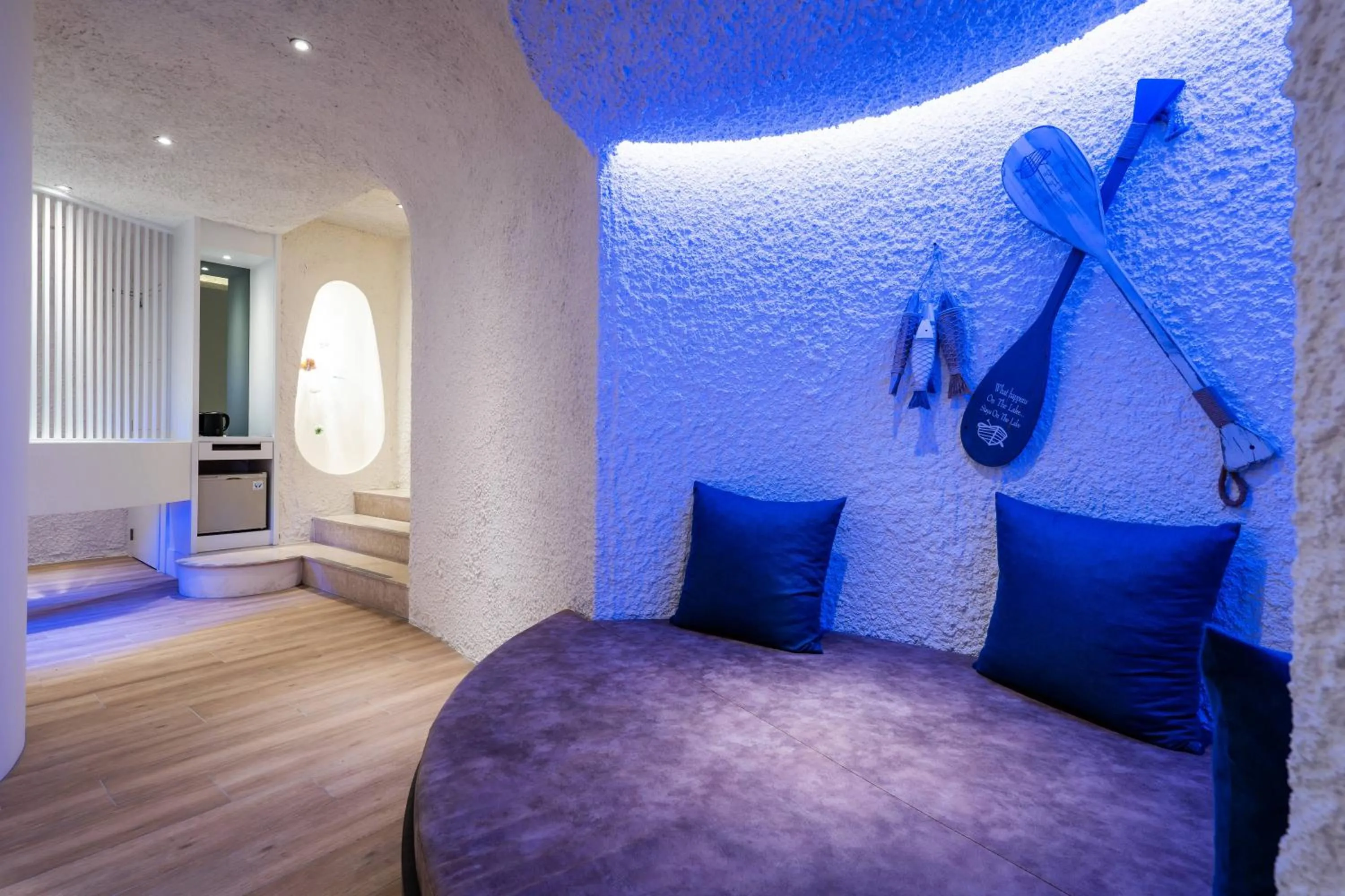 Photo of the whole room, Bed in Aquarius Motel