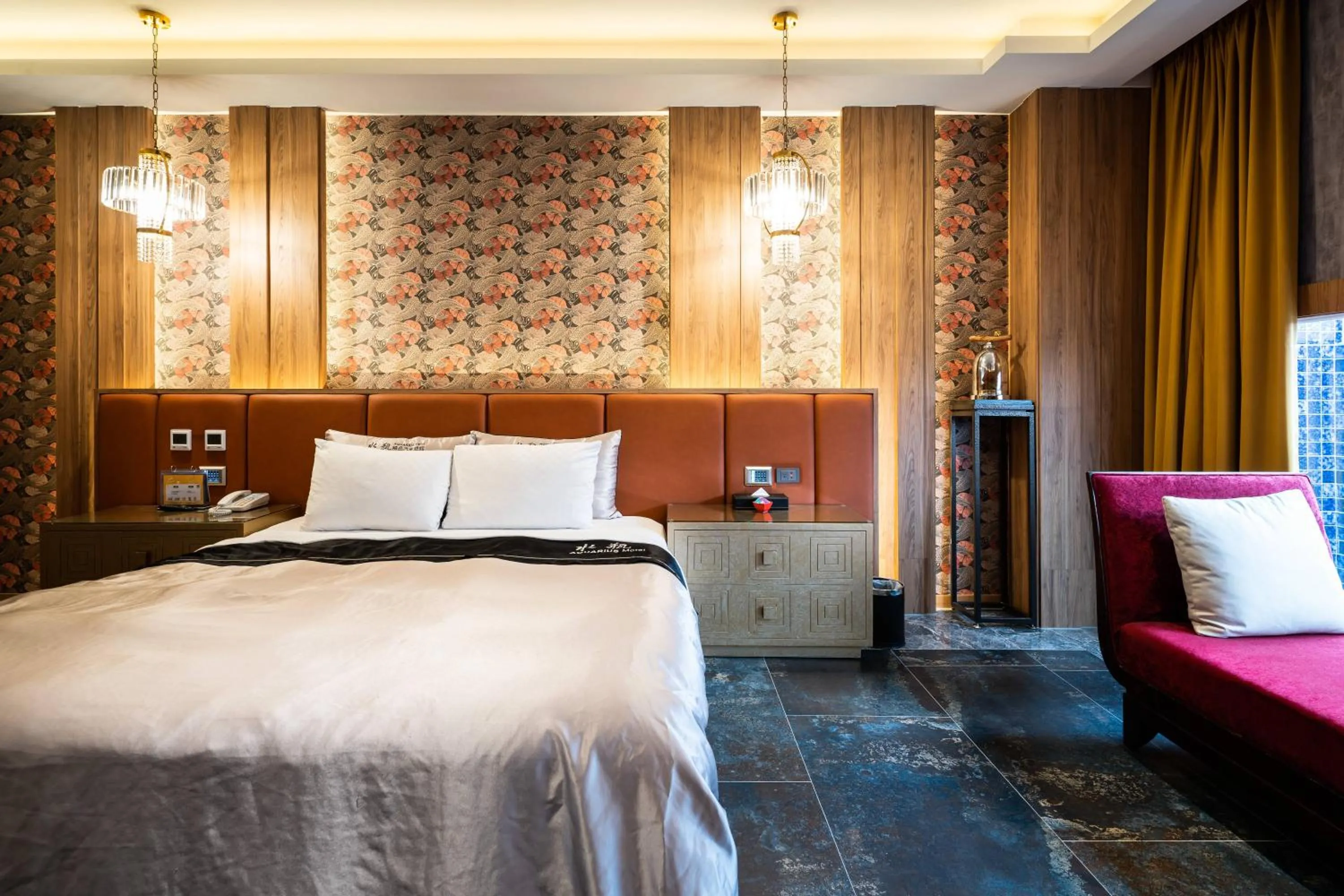 Photo of the whole room, Bed in Aquarius Motel