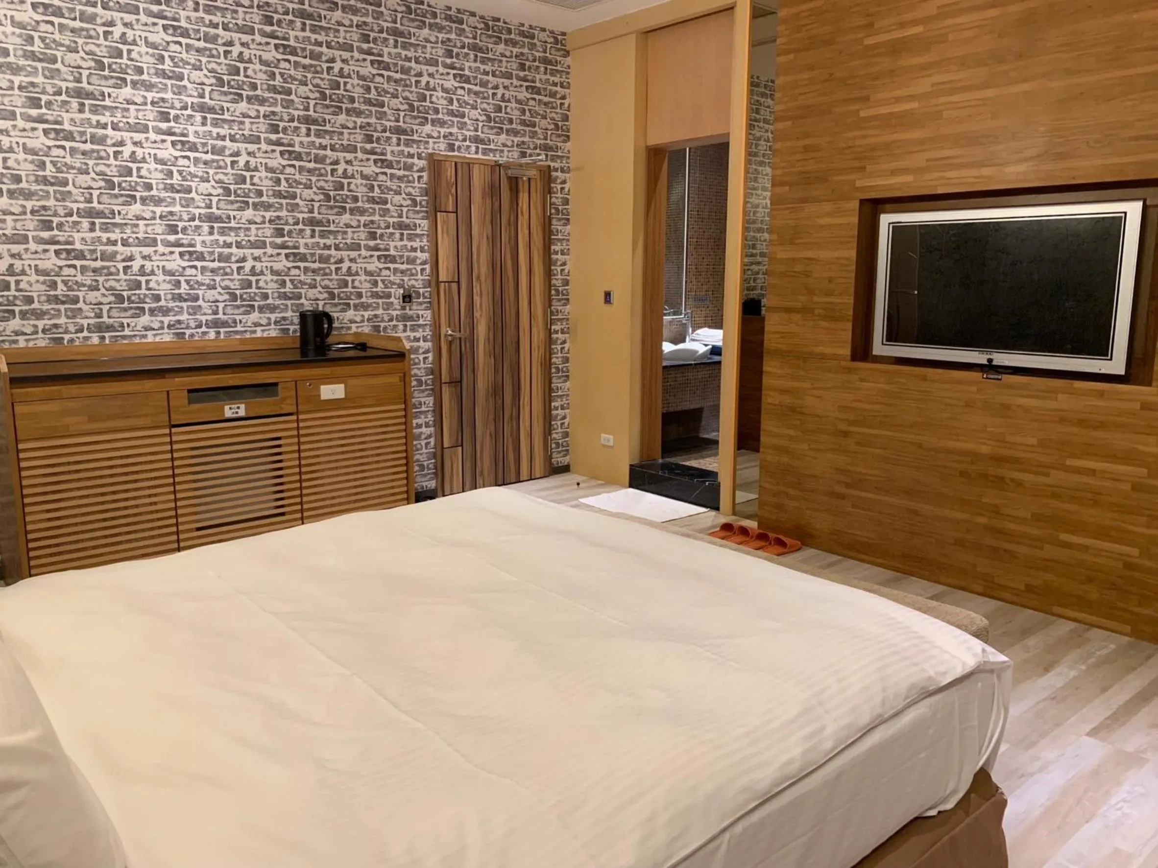 Photo of the whole room, Bed in Aquarius Motel