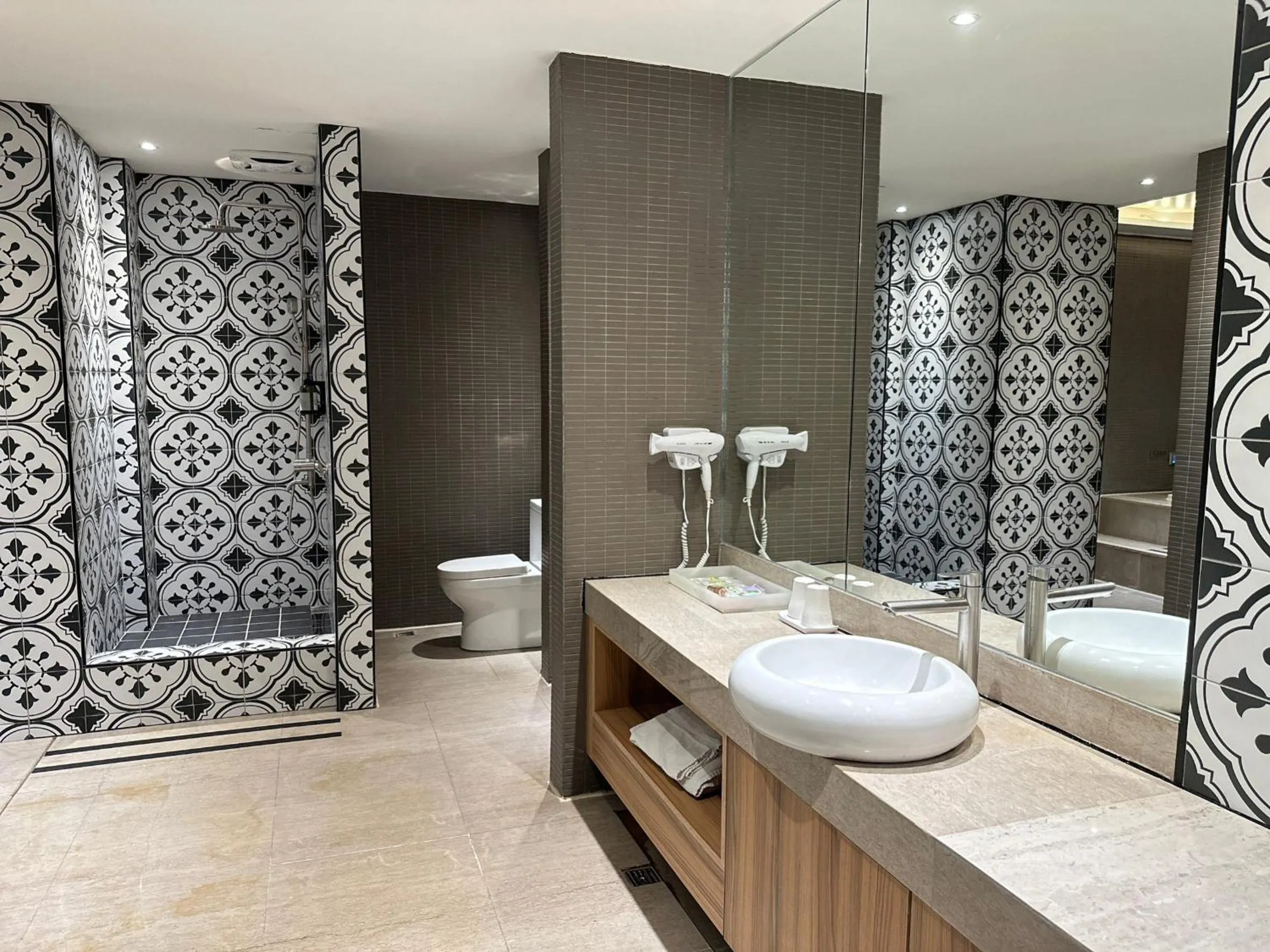 Bathroom in Aquarius Motel