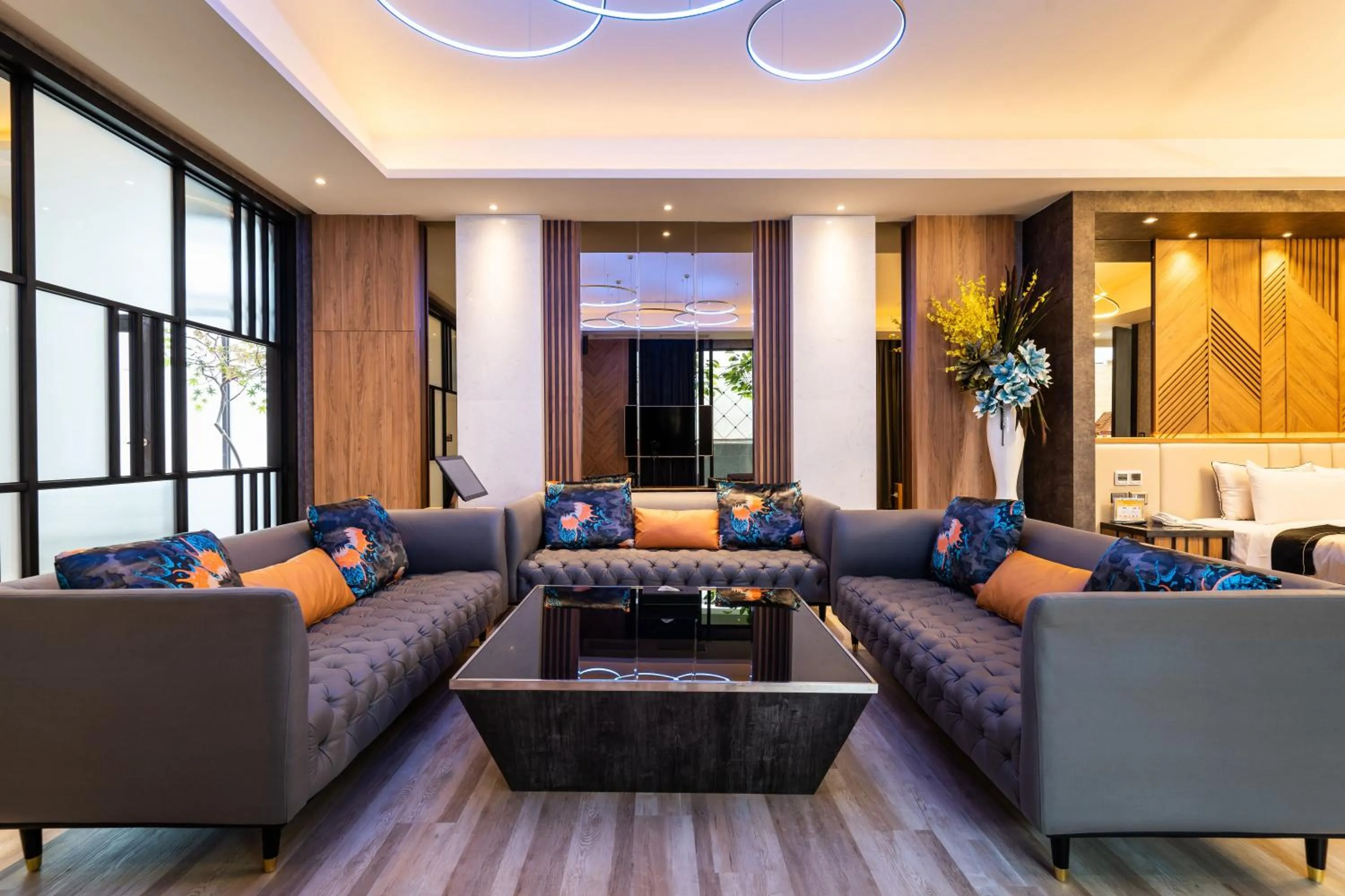 Karaoke in Aquarius Motel