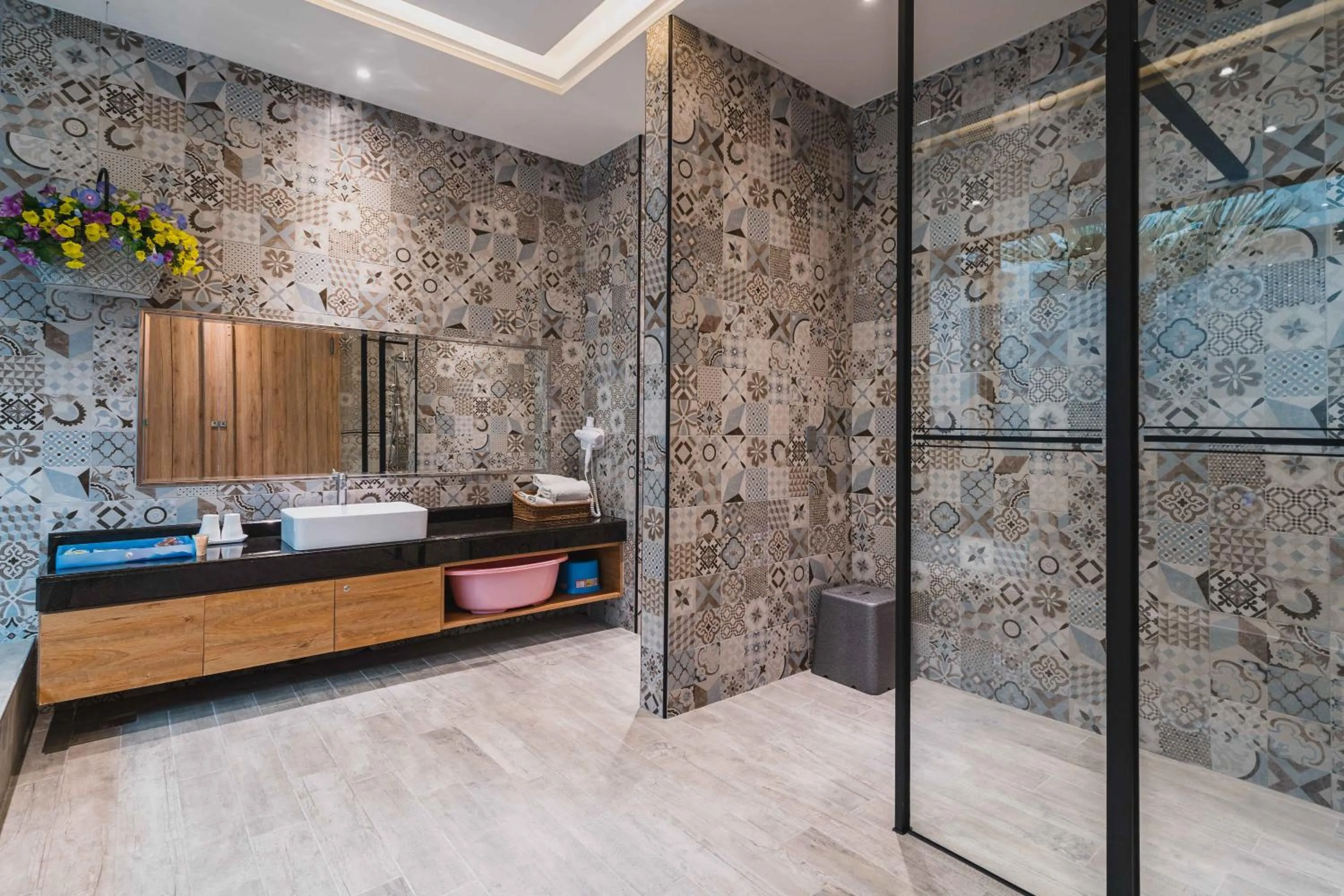 Bathroom, Bed in Aquarius Motel