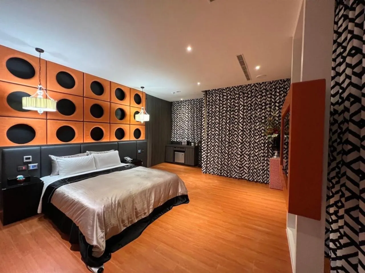 Photo of the whole room, Bed in Aquarius Motel