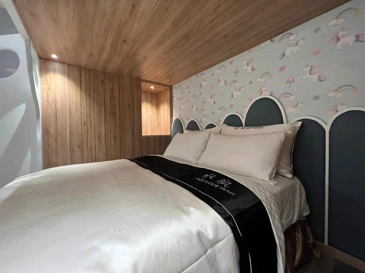 Photo of the whole room, Bed in Aquarius Motel