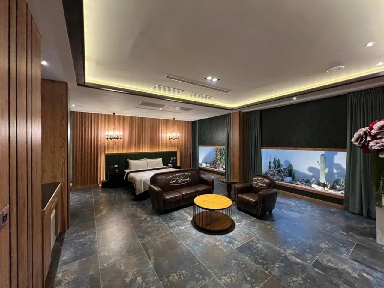 Photo of the whole room, Bed in Aquarius Motel