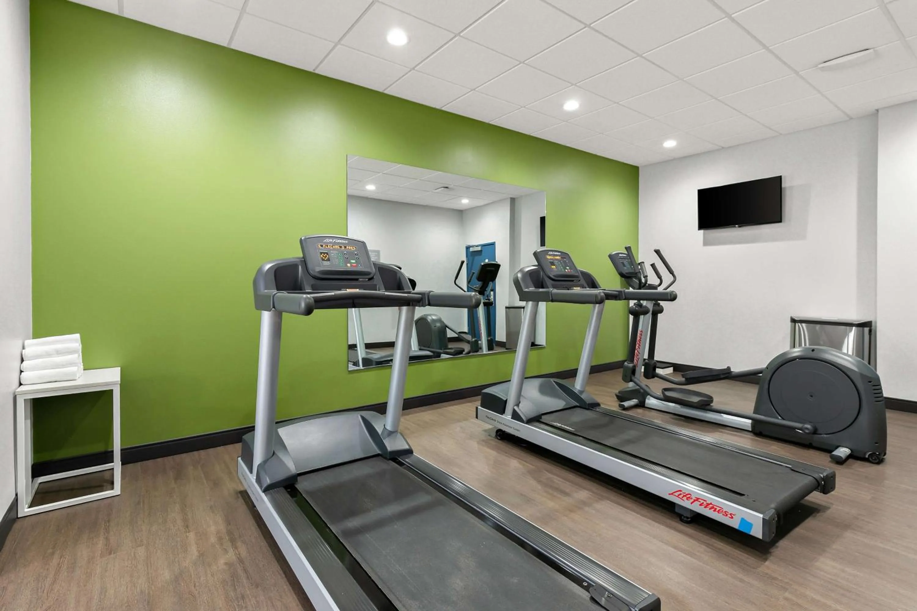 Fitness centre/facilities in Country Inn & Suites by Radisson, Commerce, GA Near SK Battery Plant