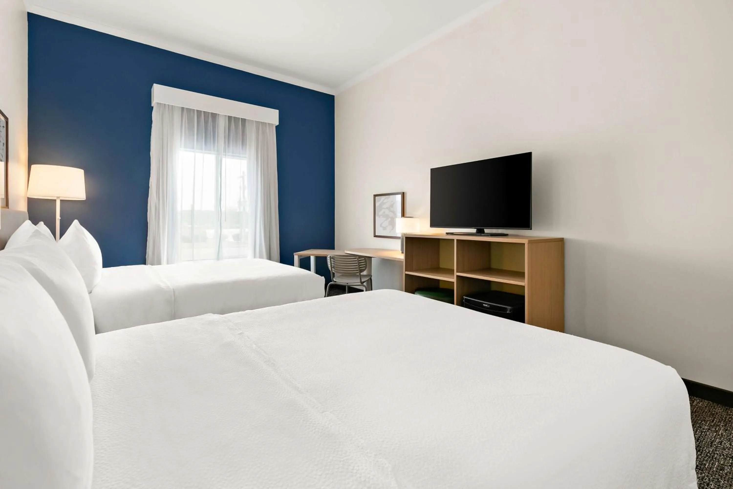 Bed in Country Inn & Suites by Radisson, Commerce, GA Near SK Battery Plant