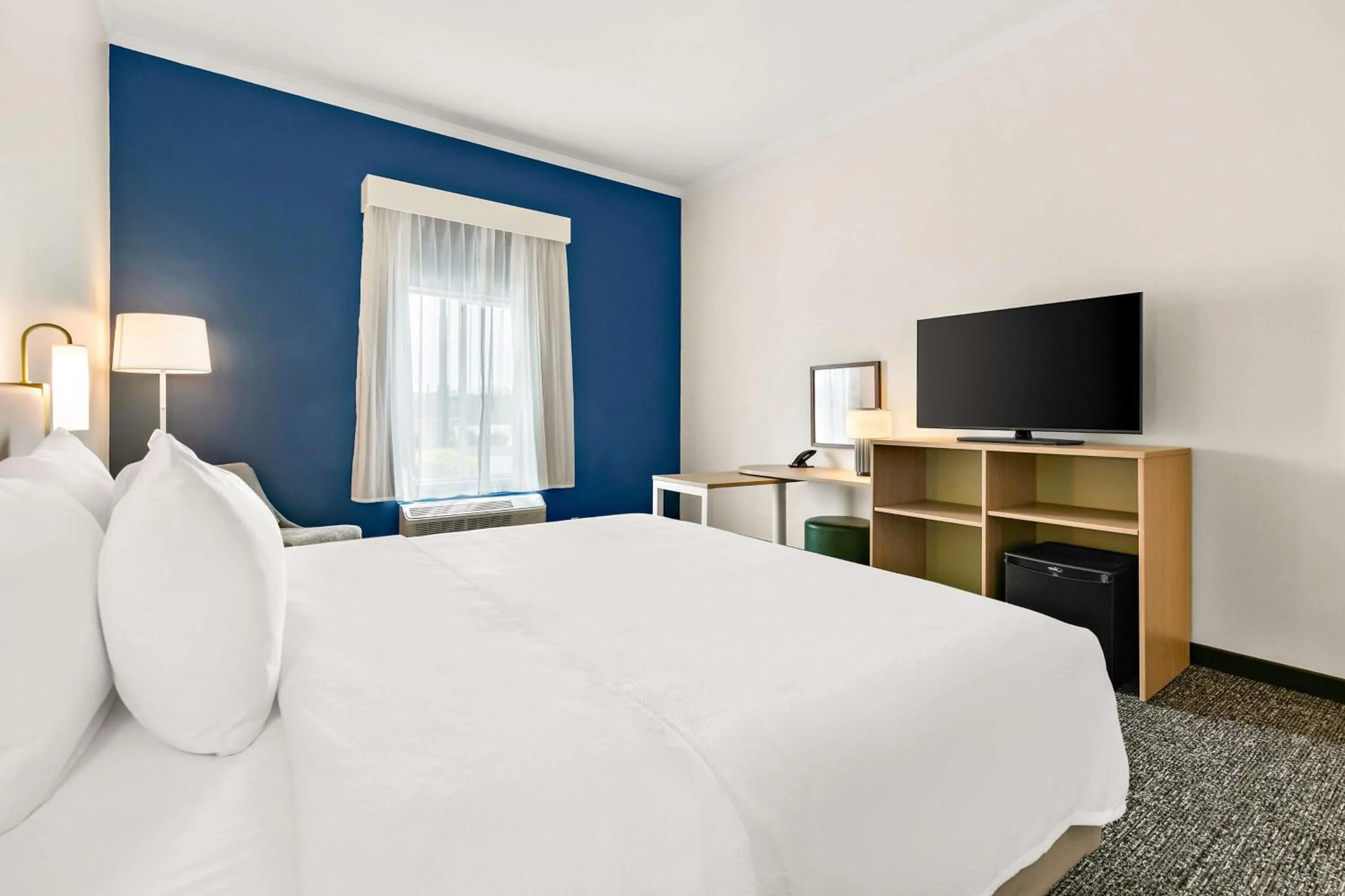 Bed in Country Inn & Suites by Radisson, Commerce, GA Near SK Battery Plant