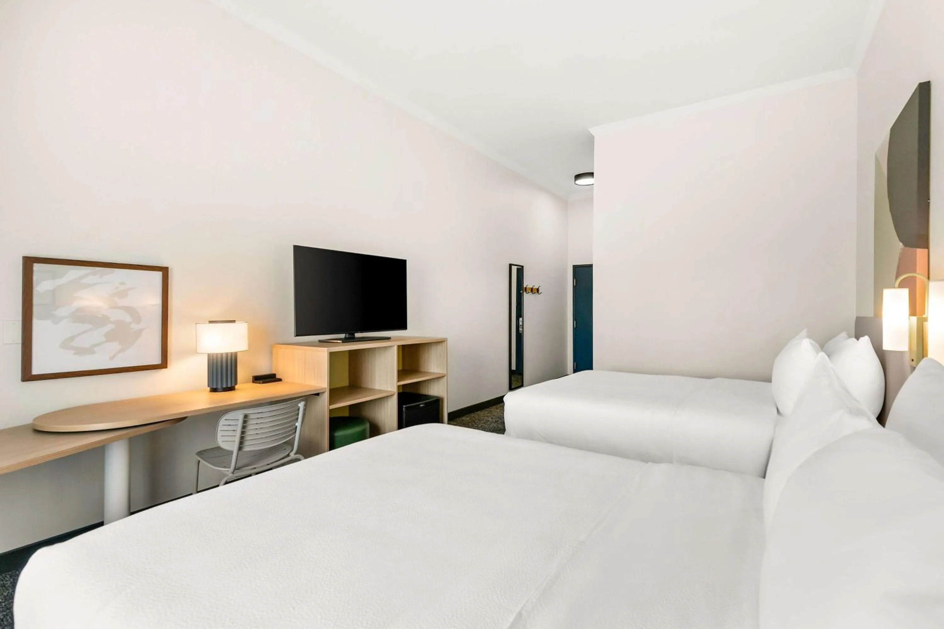 Bed in Country Inn & Suites by Radisson, Commerce, GA Near SK Battery Plant