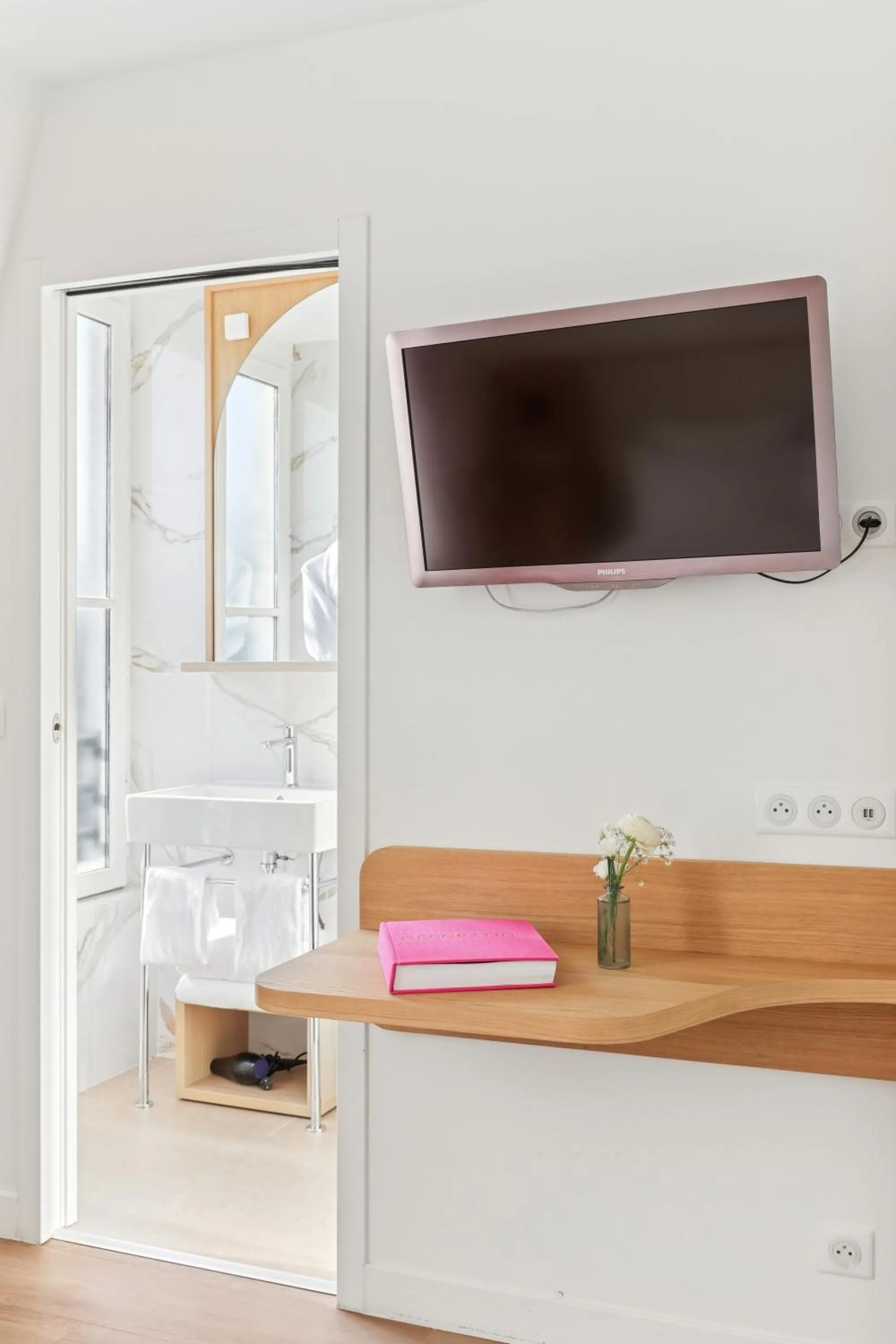 TV and multimedia in Hôtel Alexandrine Opera