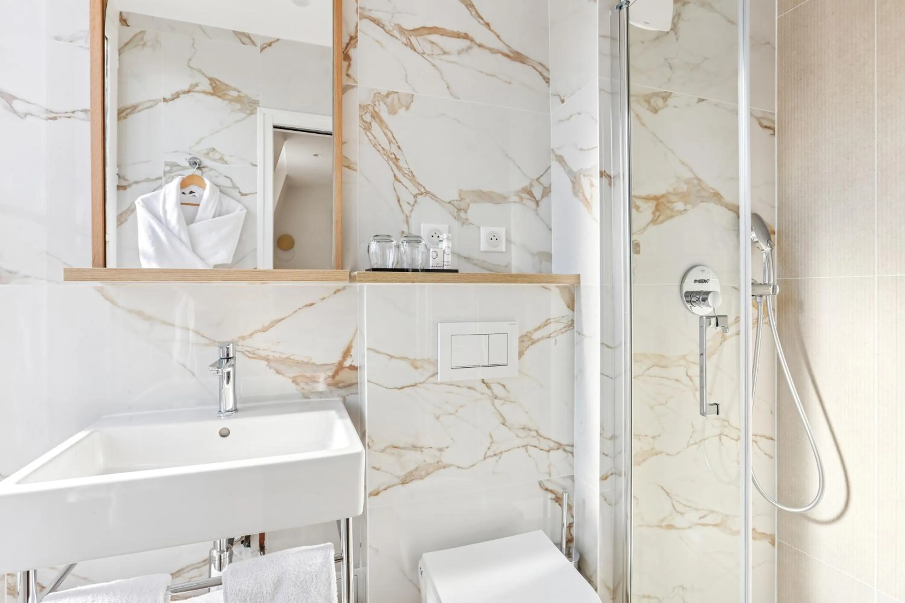 Shower in Hôtel Alexandrine Opera