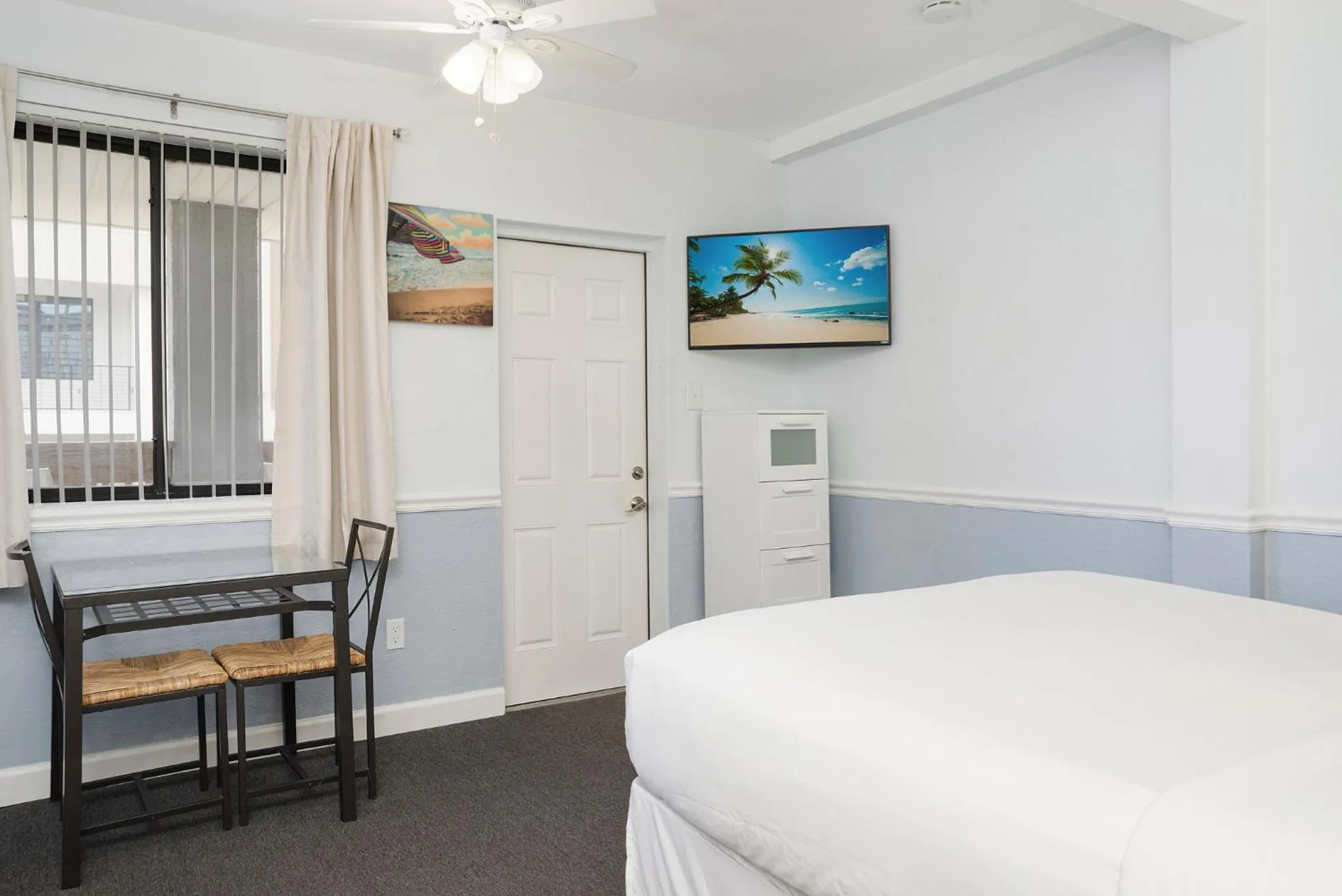 Bed in Sabal Palms Inn