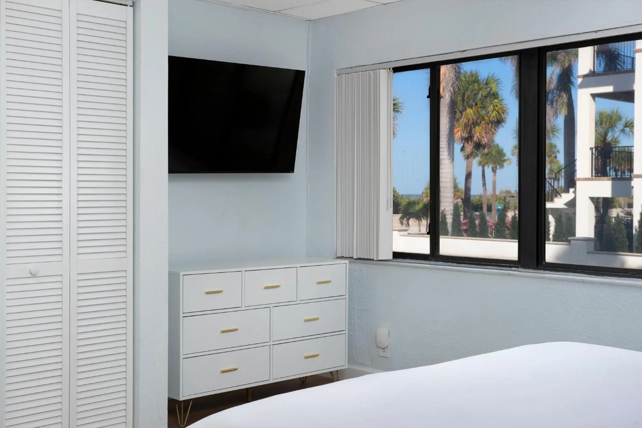 Bed in Sabal Palms Inn
