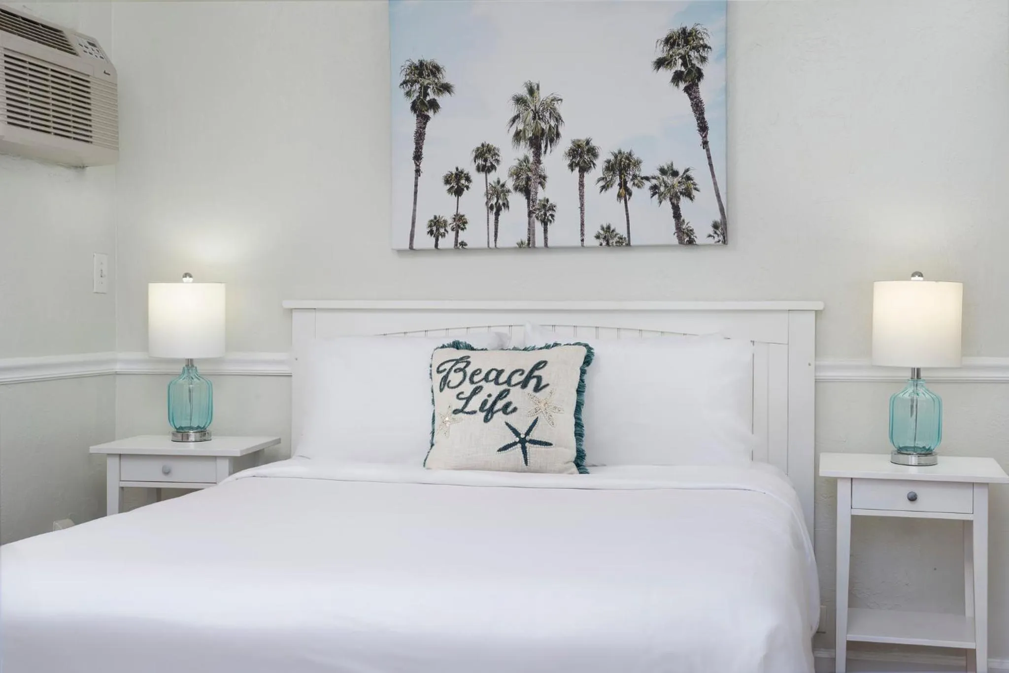 Bed in Sabal Palms Inn