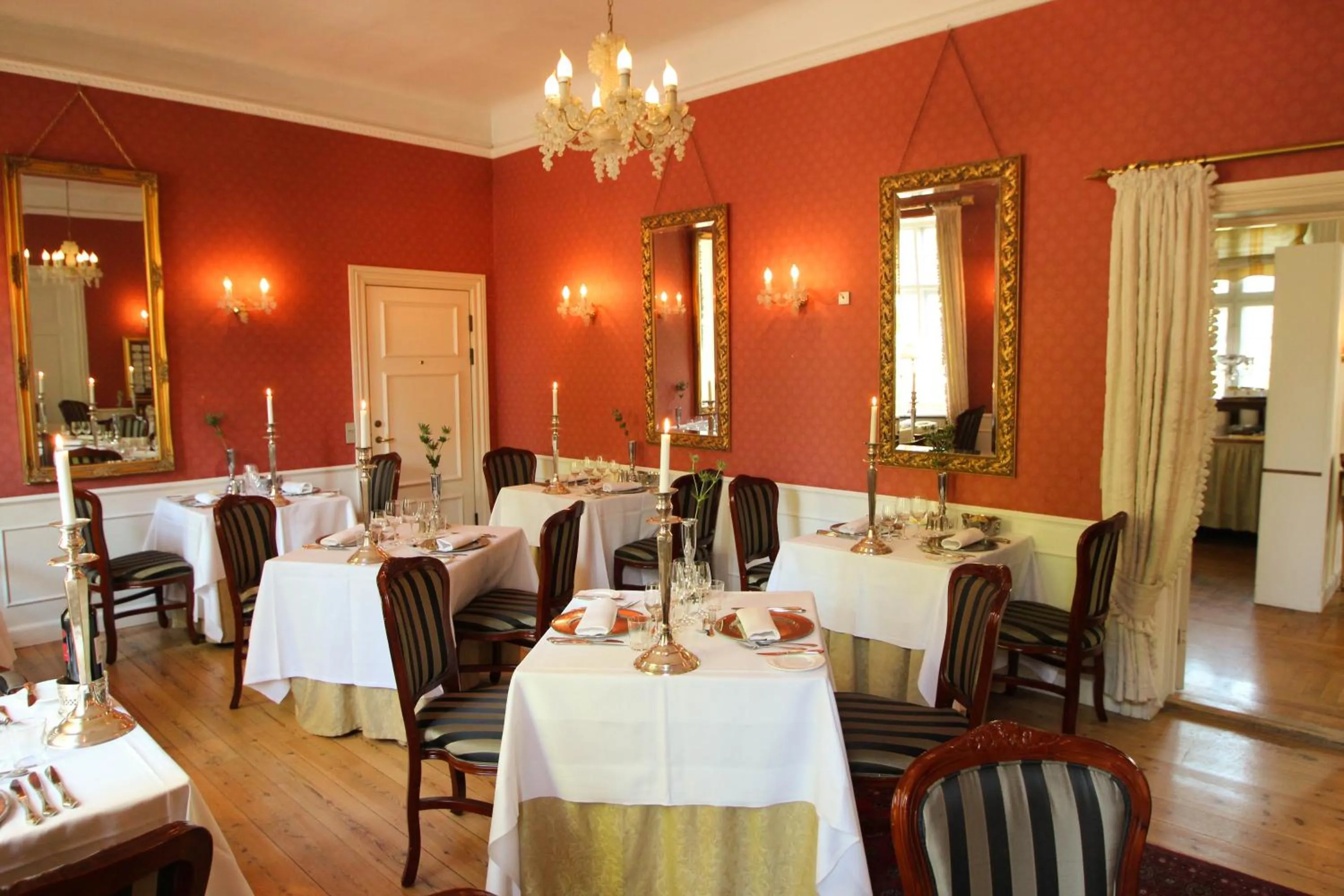 Restaurant/places to eat in Sauntehus Castle Hotel