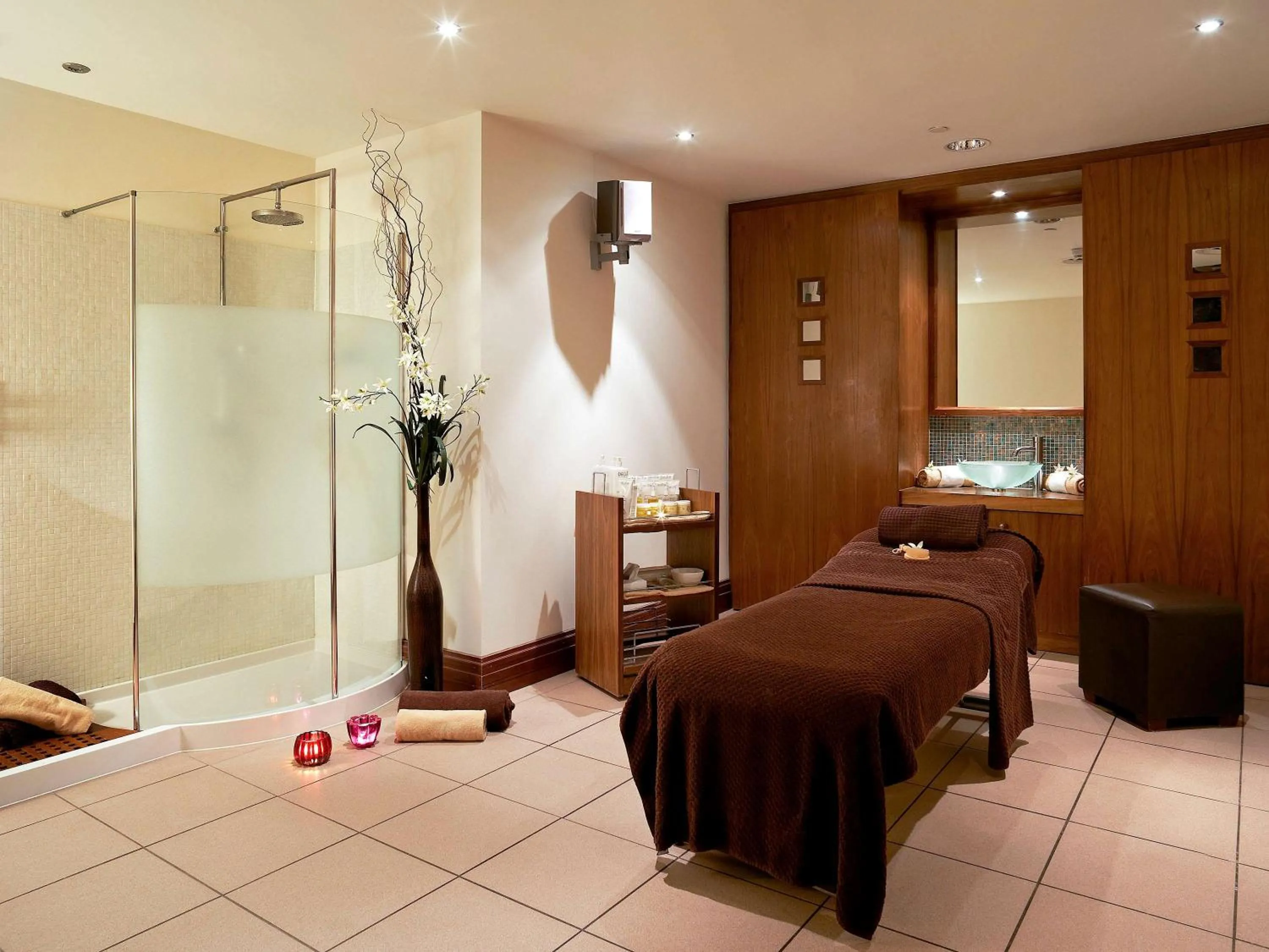 Spa and wellness centre/facilities in Holland House Hotel Cardiff By Sunday