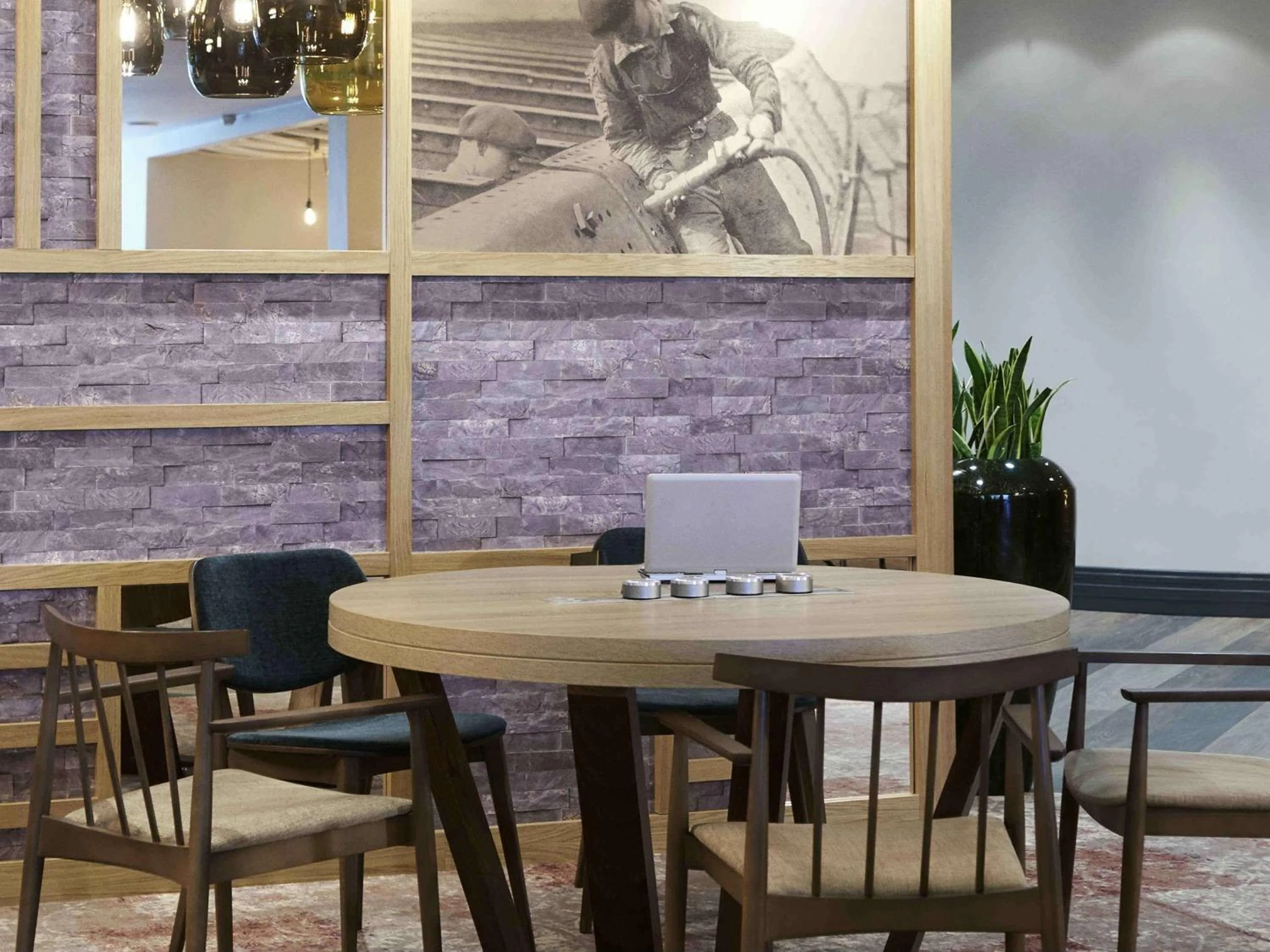 Lounge or bar in Holland House Hotel Cardiff By Sunday