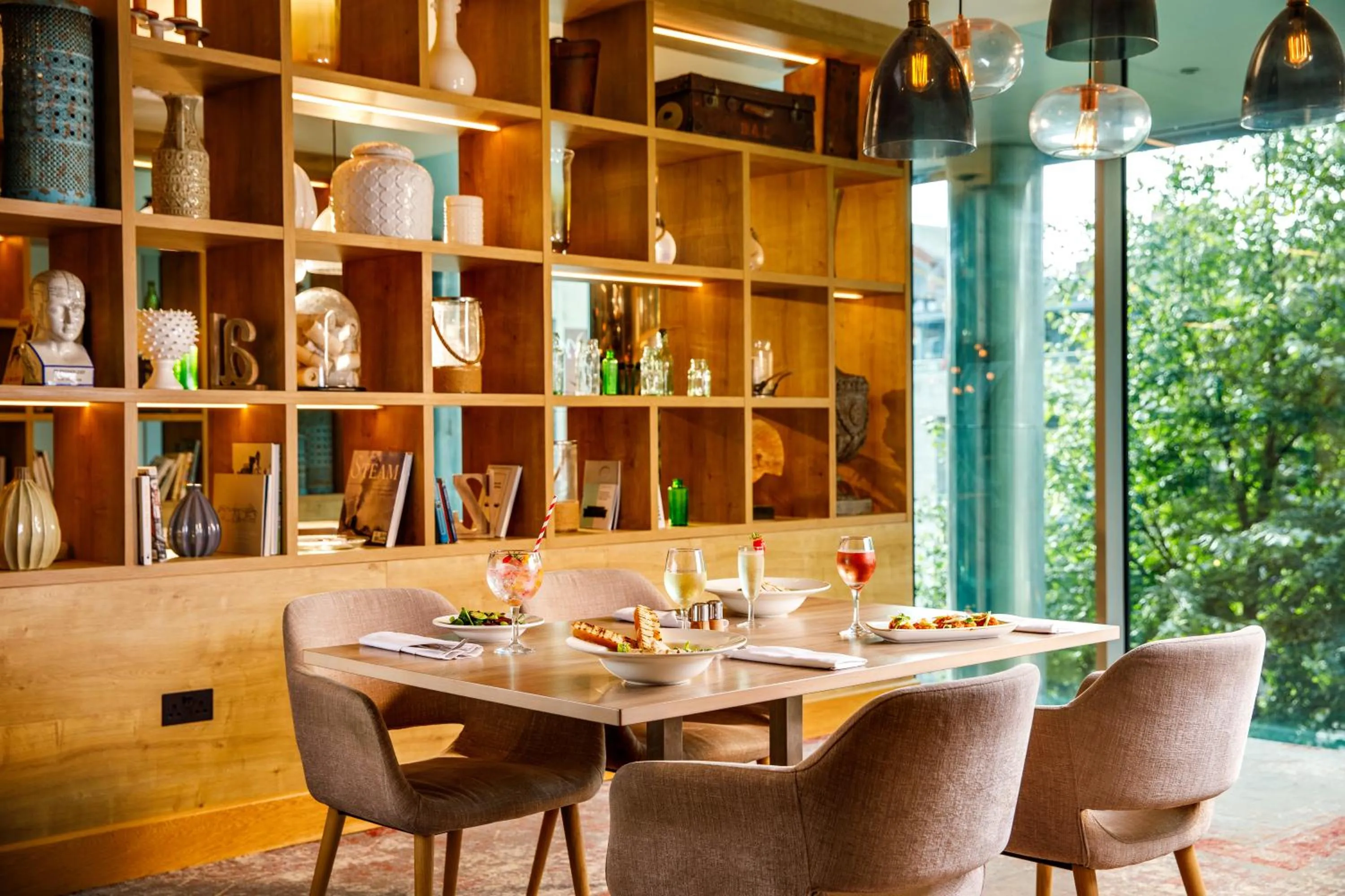 Restaurant/places to eat in Holland House Hotel Cardiff By Sunday