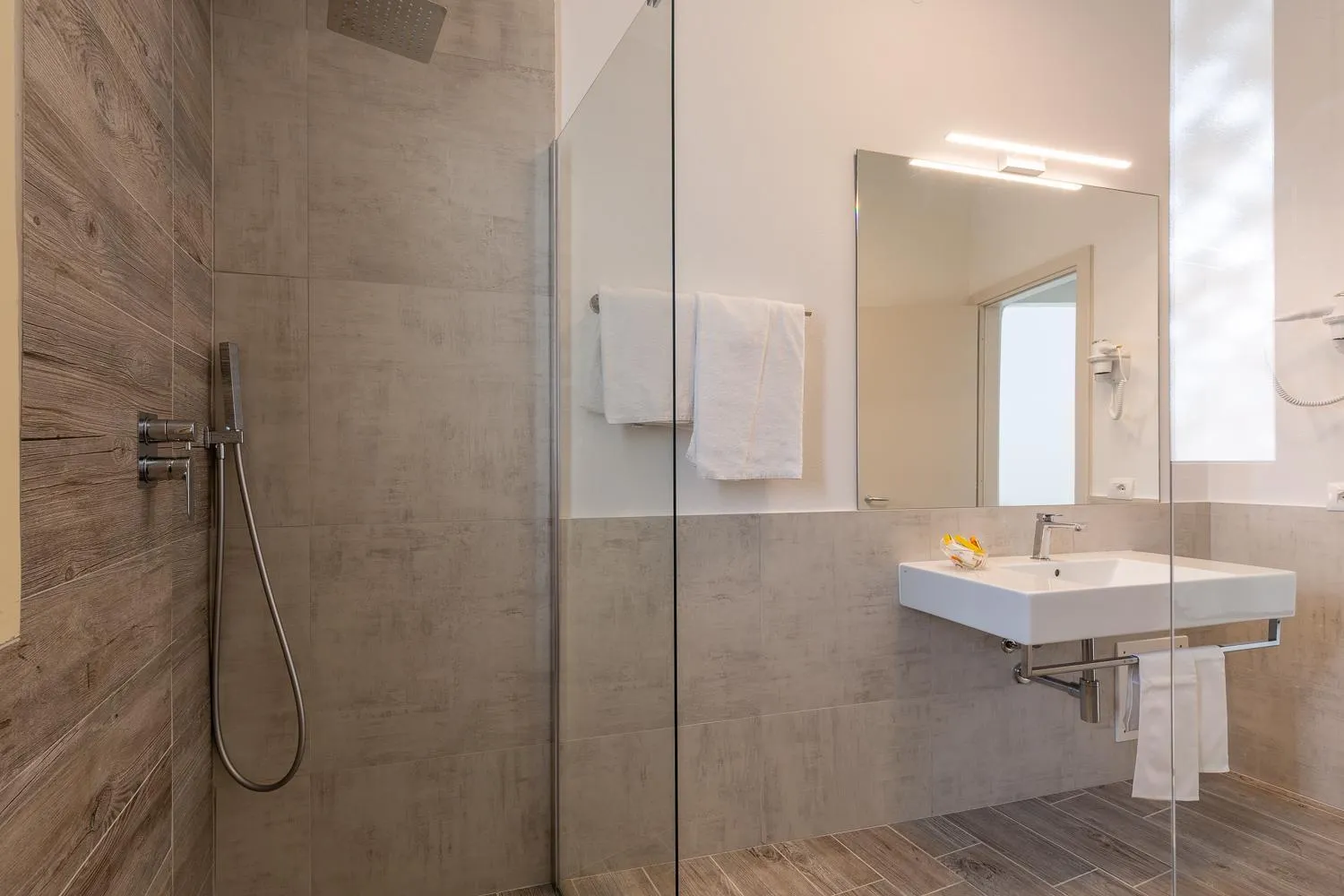 Shower in Hotel Flamingo