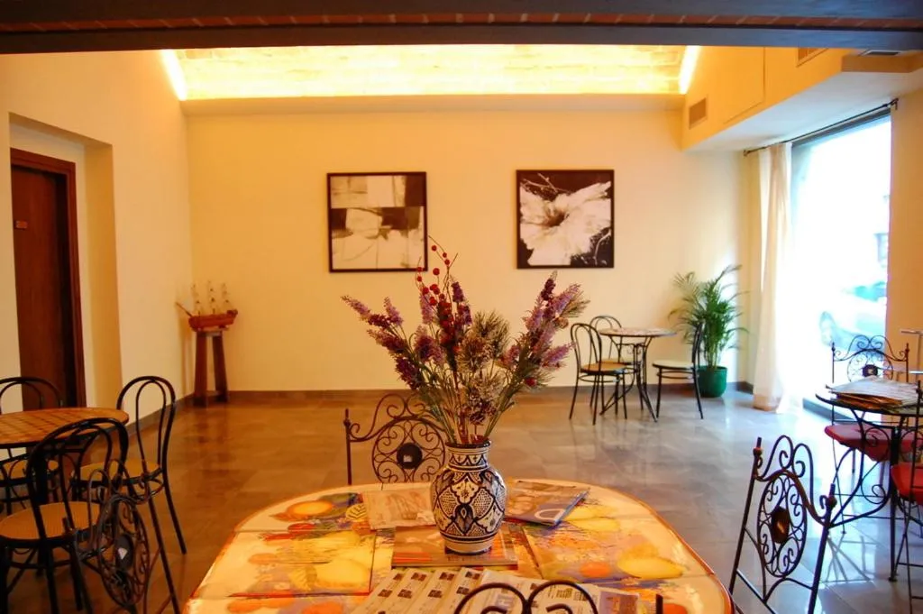 Restaurant/places to eat in Hotel Eden