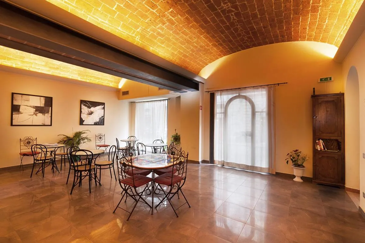 Restaurant/places to eat in Hotel Eden