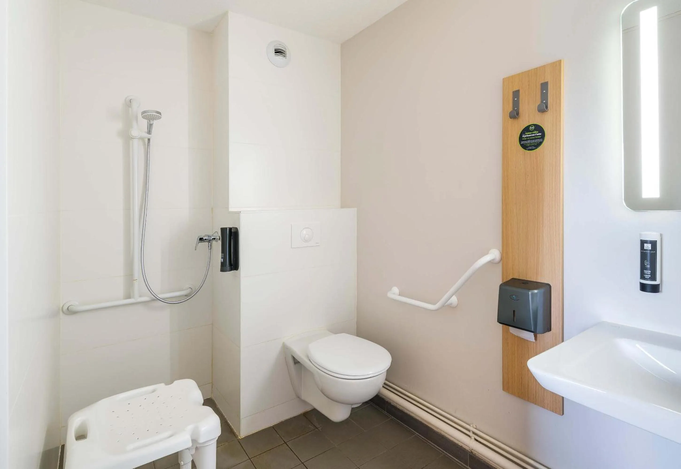 Bathroom in B&B HOTEL Angers Parc Expos