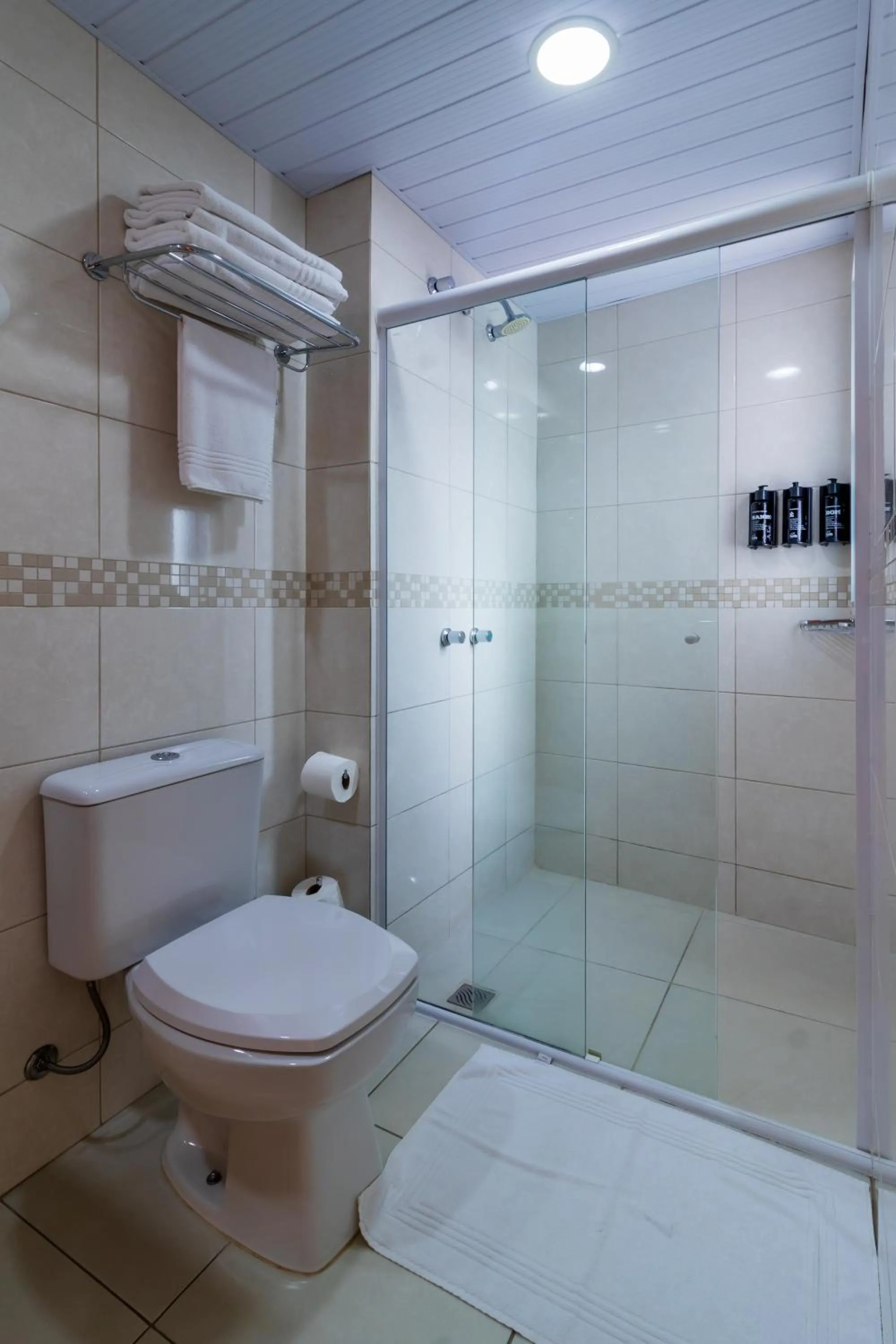 Shower in Luds Comfort Hotel