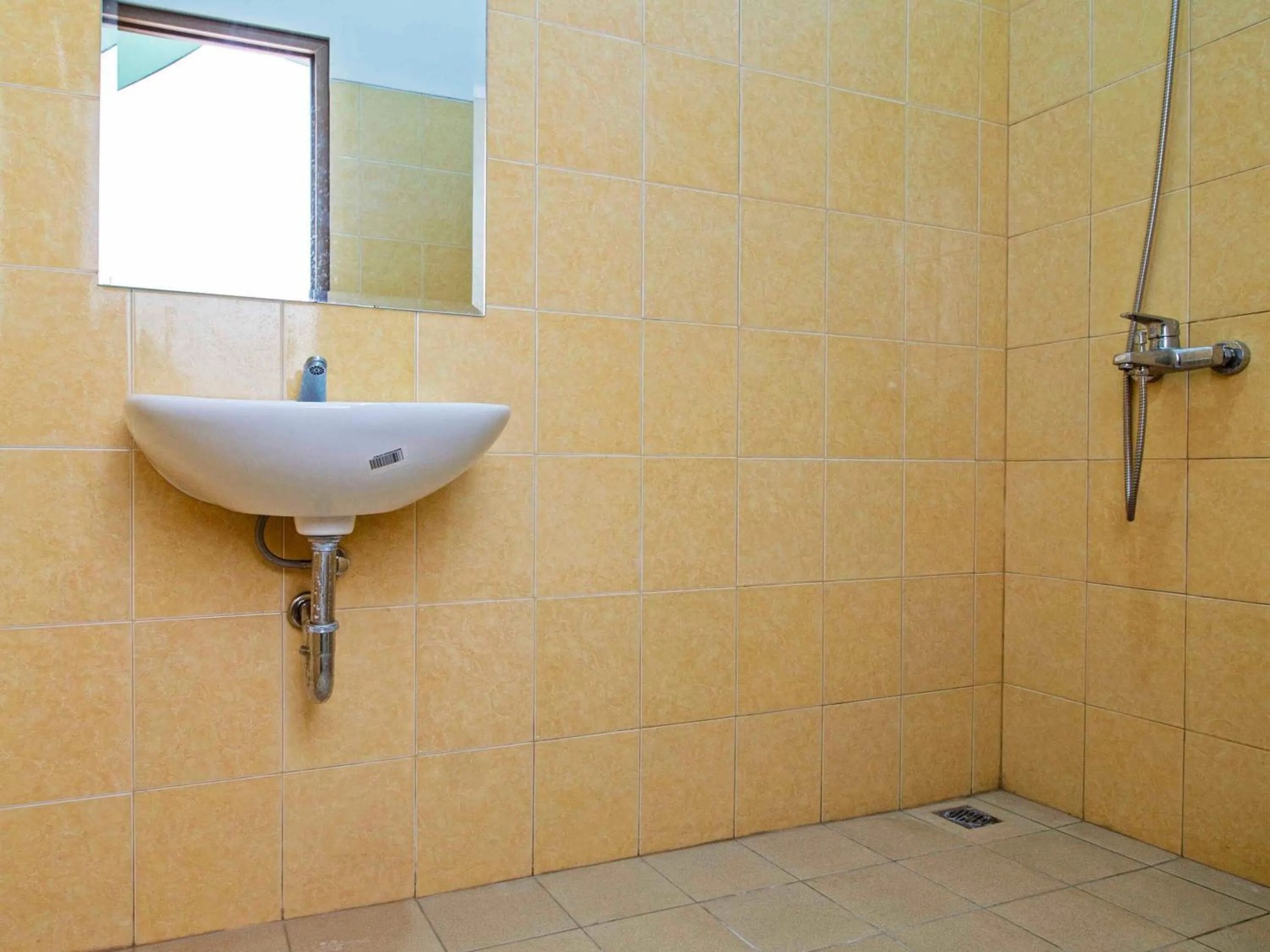 Bathroom in RedDoorz Syariah near Mercu Buana University