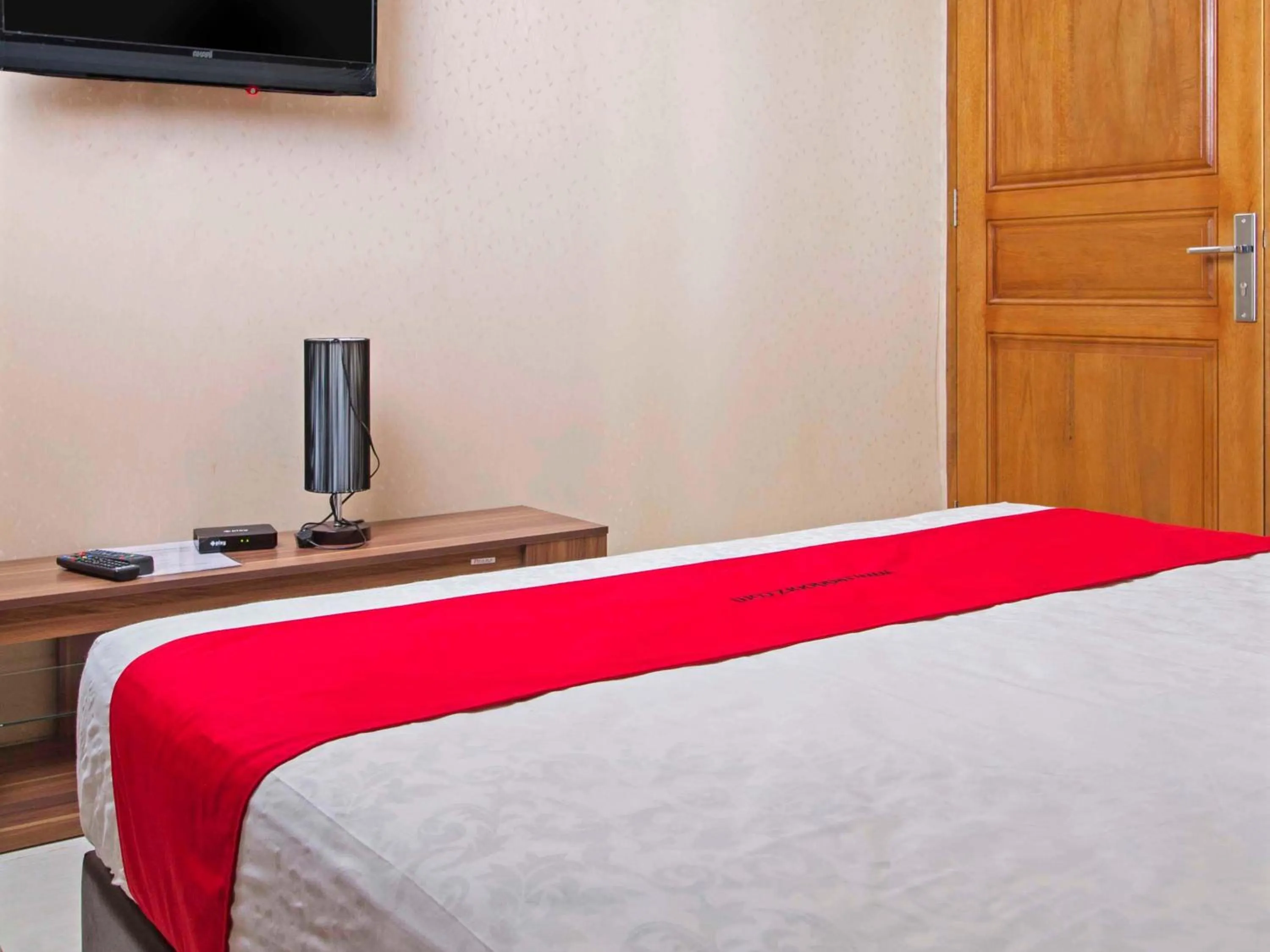 Bedroom, Bed in RedDoorz Syariah near Mercu Buana University