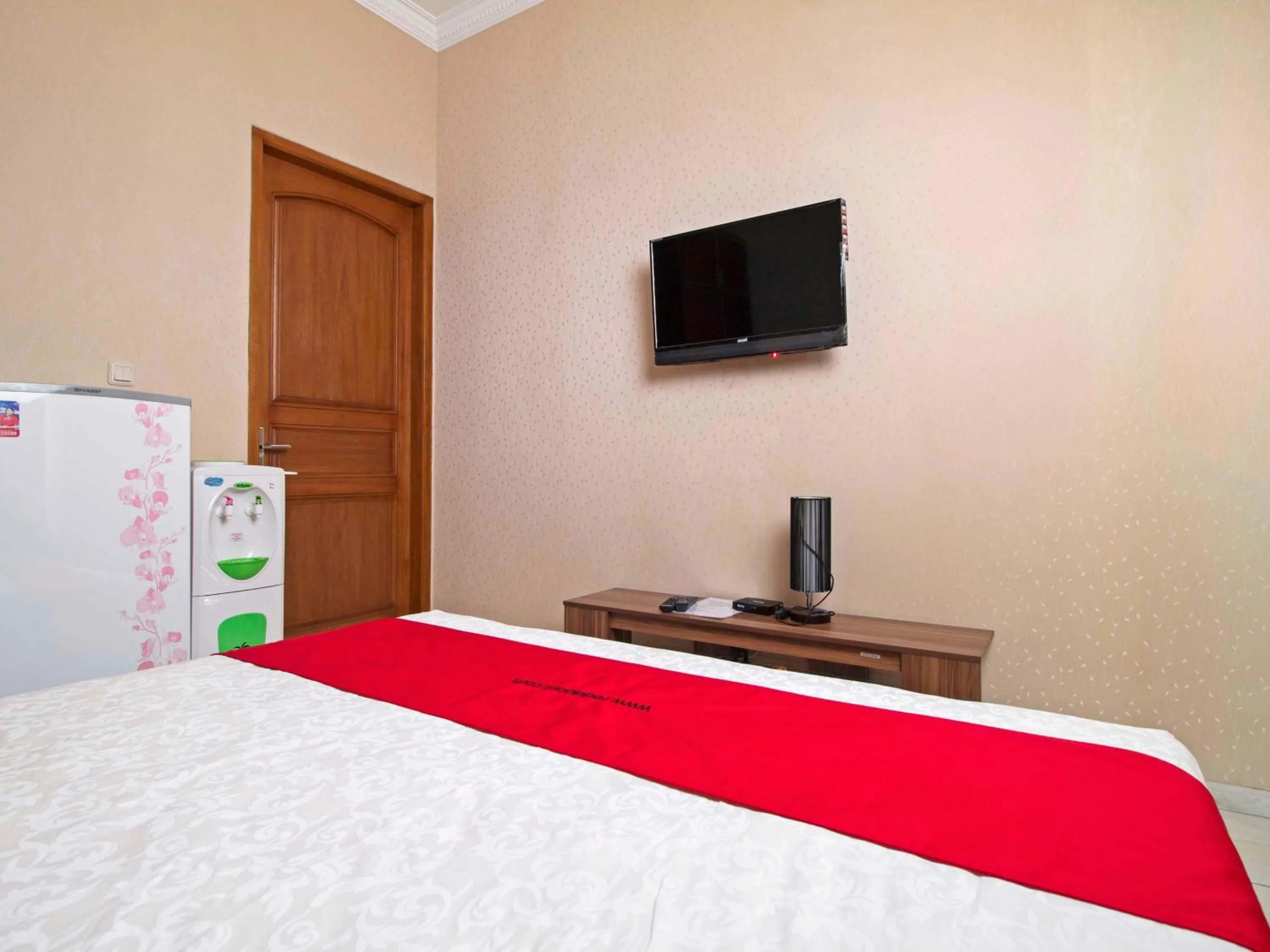 Bedroom, Bed in RedDoorz Syariah near Mercu Buana University
