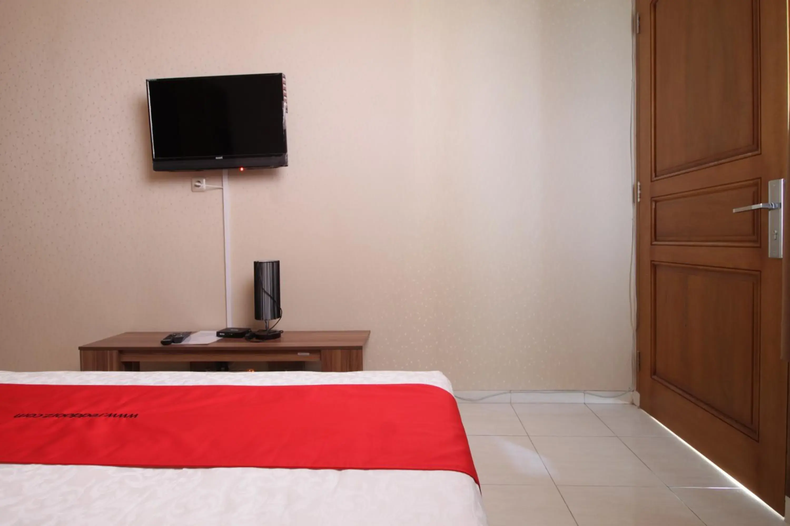 RedDoorz Double Room in RedDoorz Syariah near Mercu Buana University RedDoorz Double Room in RedDoorz Syariah near Mercu Buana University