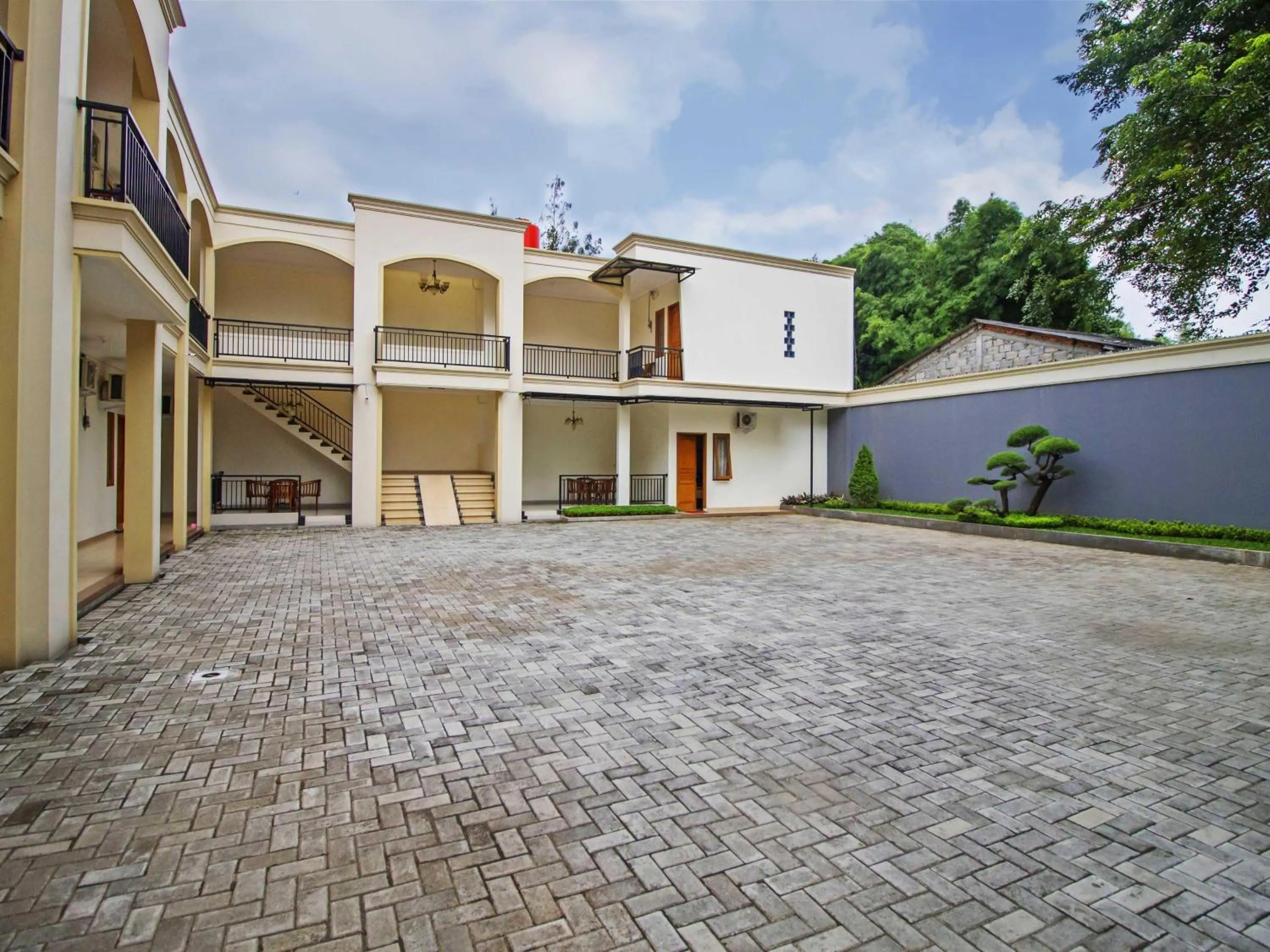 Facade/entrance in RedDoorz Syariah near Mercu Buana University