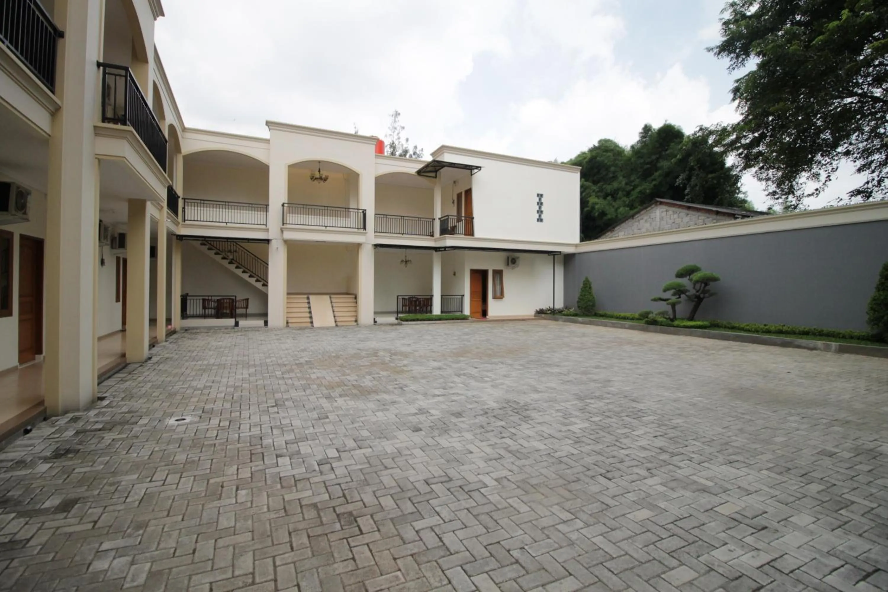 Facade/entrance in RedDoorz Syariah near Mercu Buana University