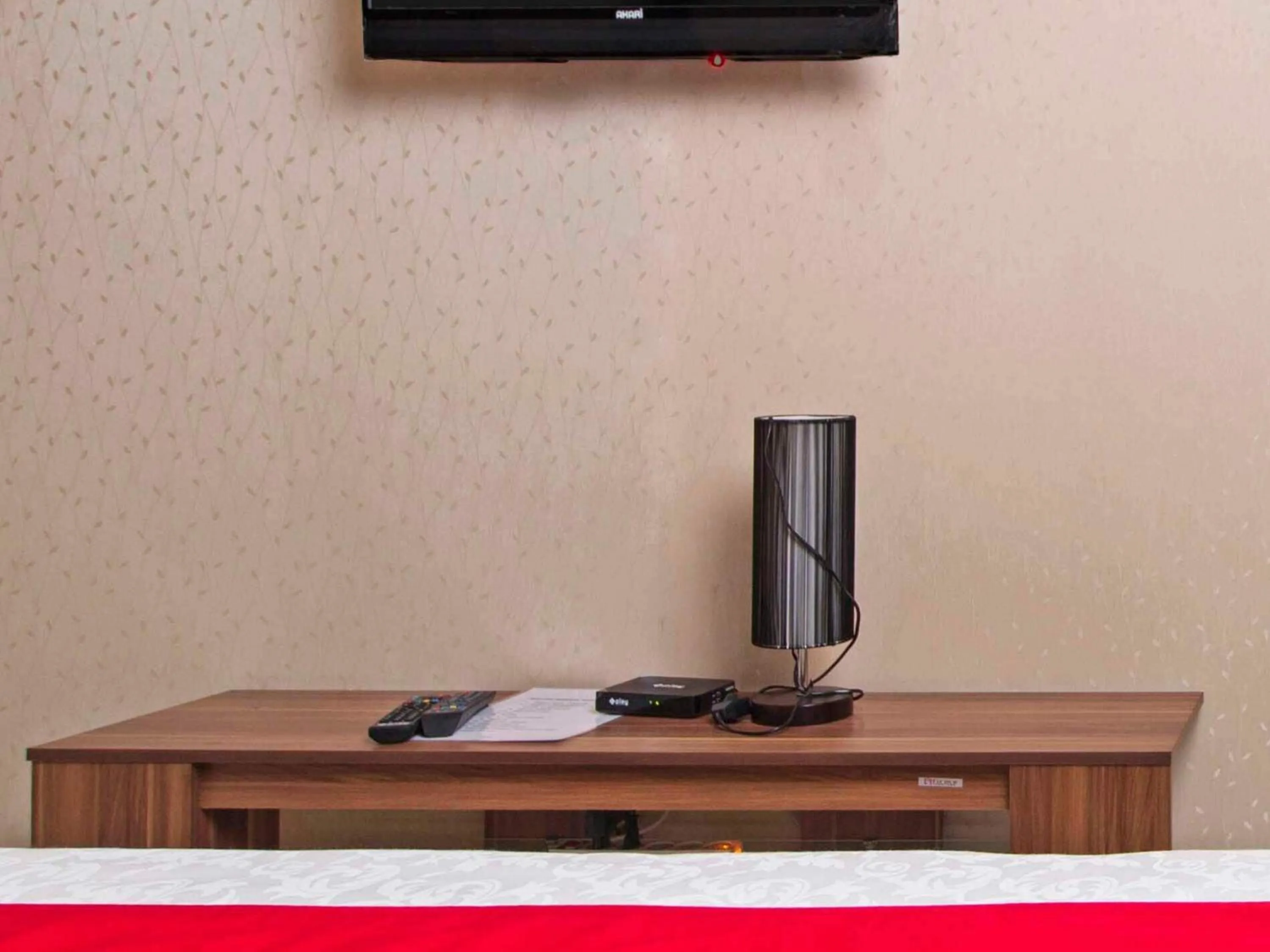 Bedroom in RedDoorz Syariah near Mercu Buana University