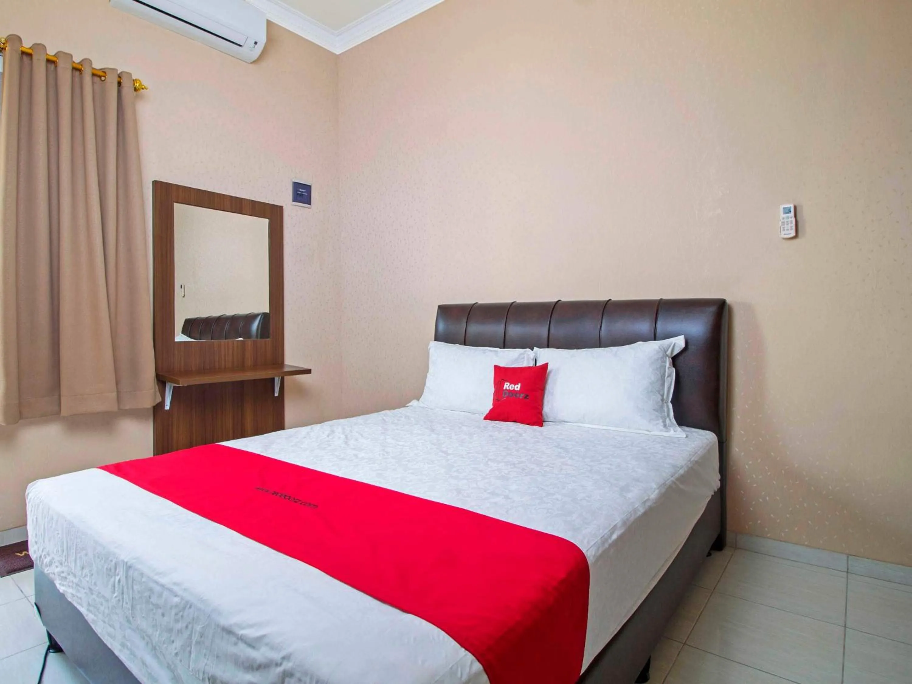 Bedroom, Bed in RedDoorz Syariah near Mercu Buana University