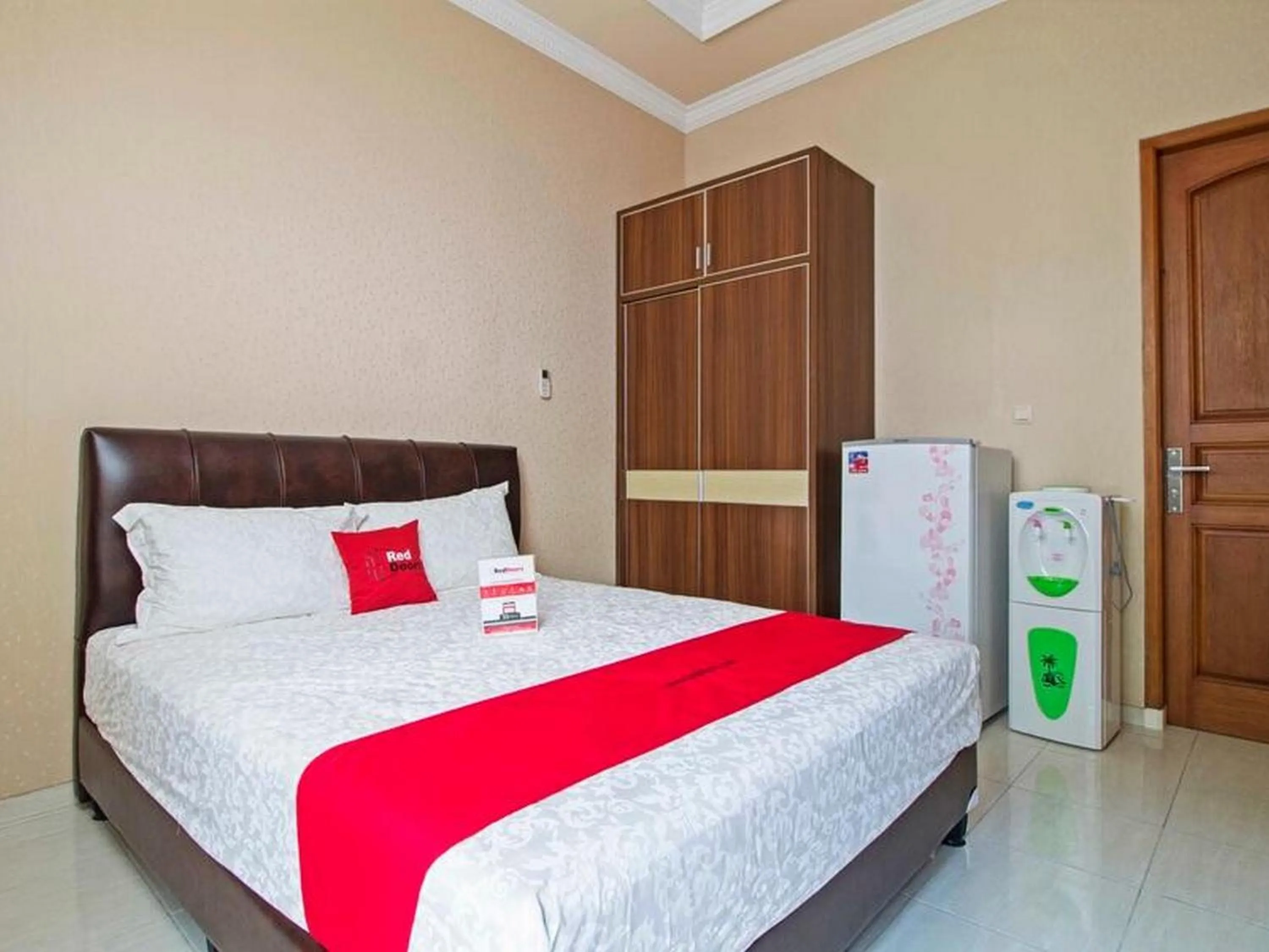 Bedroom, Bed in RedDoorz Syariah near Mercu Buana University